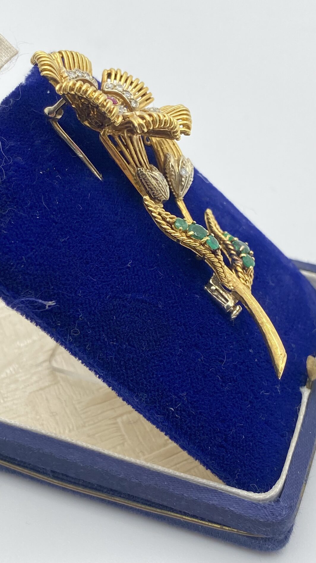 MERAVIGLIOSA SPILLA FLOREALE IN ORO 18KT, CON 0,20CT DI BRILLANTI E 0,30CT DI SMERALDI E RUBINO CENTRALE. ITALIA, ANNI ‘50. - immagine 6