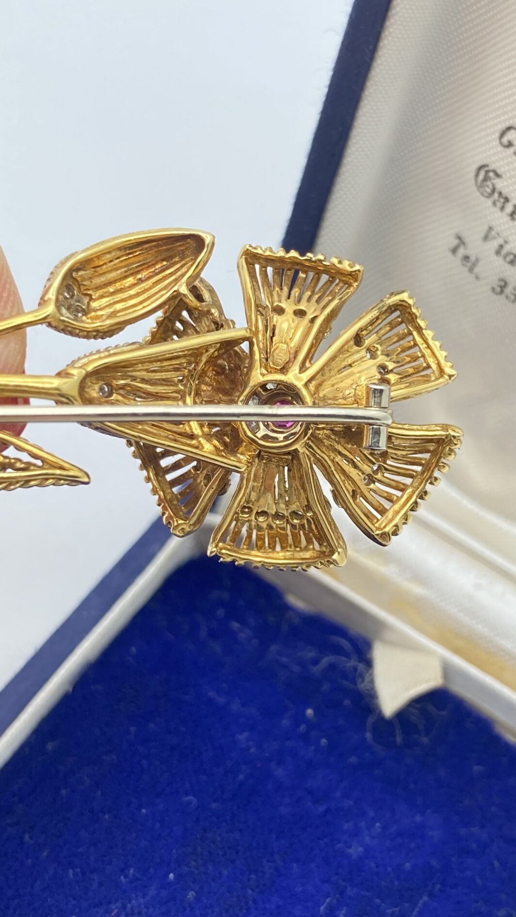 MERAVIGLIOSA SPILLA FLOREALE IN ORO 18KT, CON 0,20CT DI BRILLANTI E 0,30CT DI SMERALDI E RUBINO CENTRALE. ITALIA, ANNI ‘50. - immagine 9