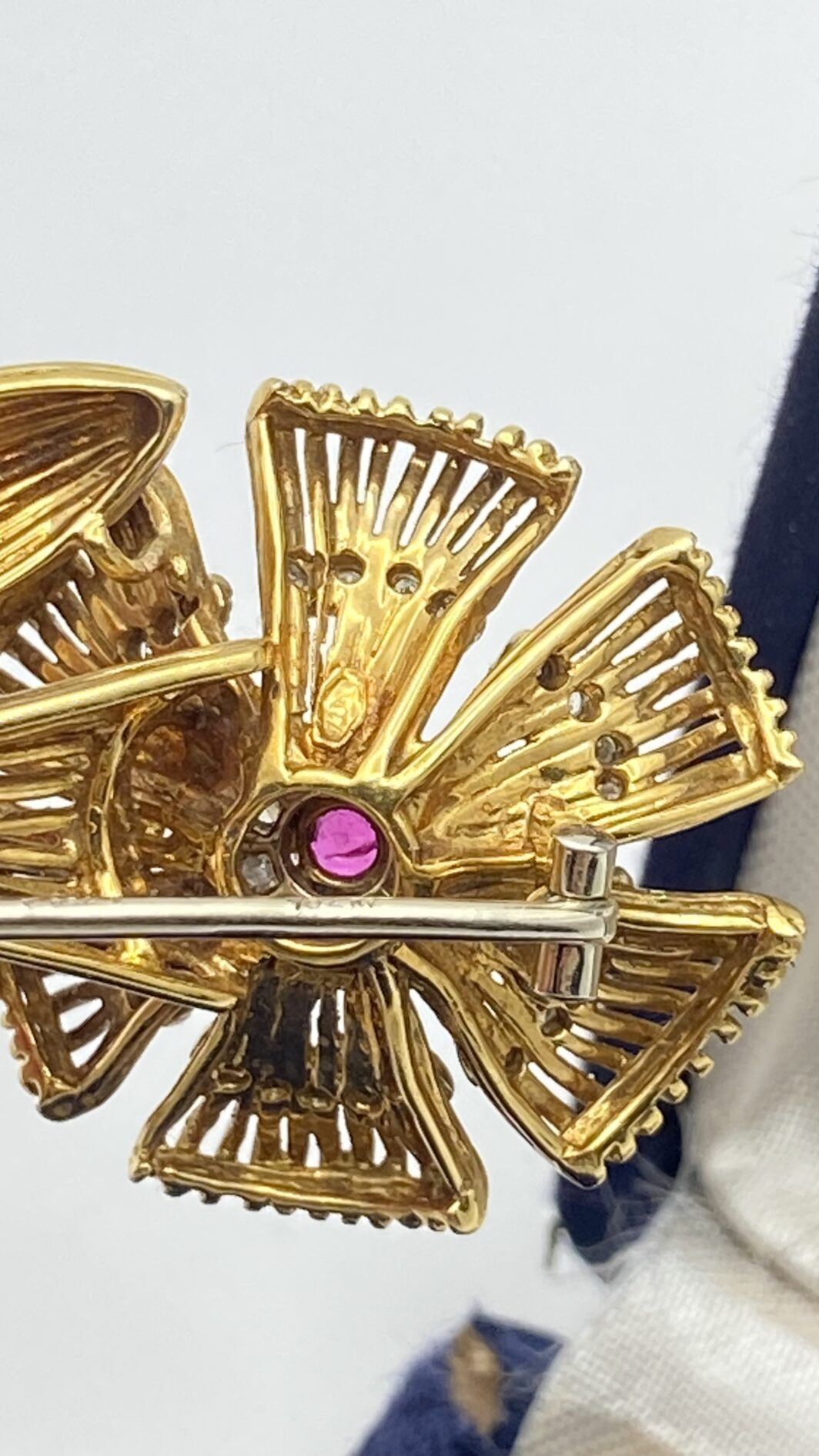 MERAVIGLIOSA SPILLA FLOREALE IN ORO 18KT, CON 0,20CT DI BRILLANTI E 0,30CT DI SMERALDI E RUBINO CENTRALE. ITALIA, ANNI ‘50. - immagine 10