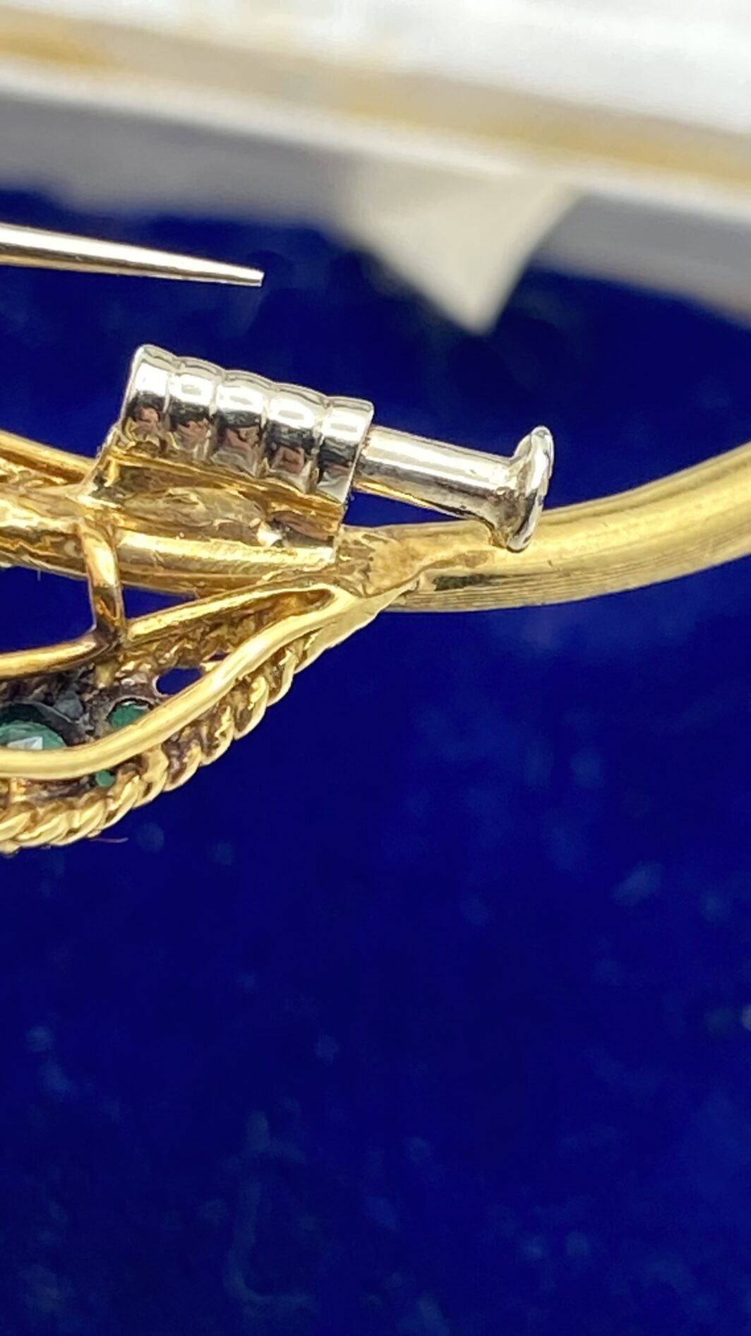 MERAVIGLIOSA SPILLA FLOREALE IN ORO 18KT, CON 0,20CT DI BRILLANTI E 0,30CT DI SMERALDI E RUBINO CENTRALE. ITALIA, ANNI ‘50. - immagine 14