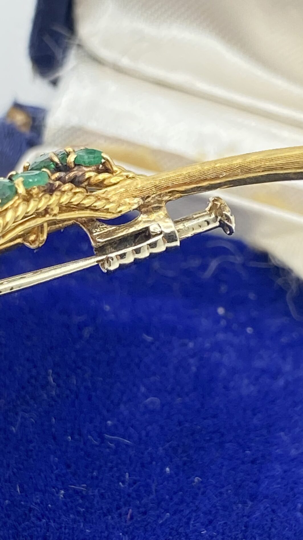 MERAVIGLIOSA SPILLA FLOREALE IN ORO 18KT, CON 0,20CT DI BRILLANTI E 0,30CT DI SMERALDI E RUBINO CENTRALE. ITALIA, ANNI ‘50. - immagine 13
