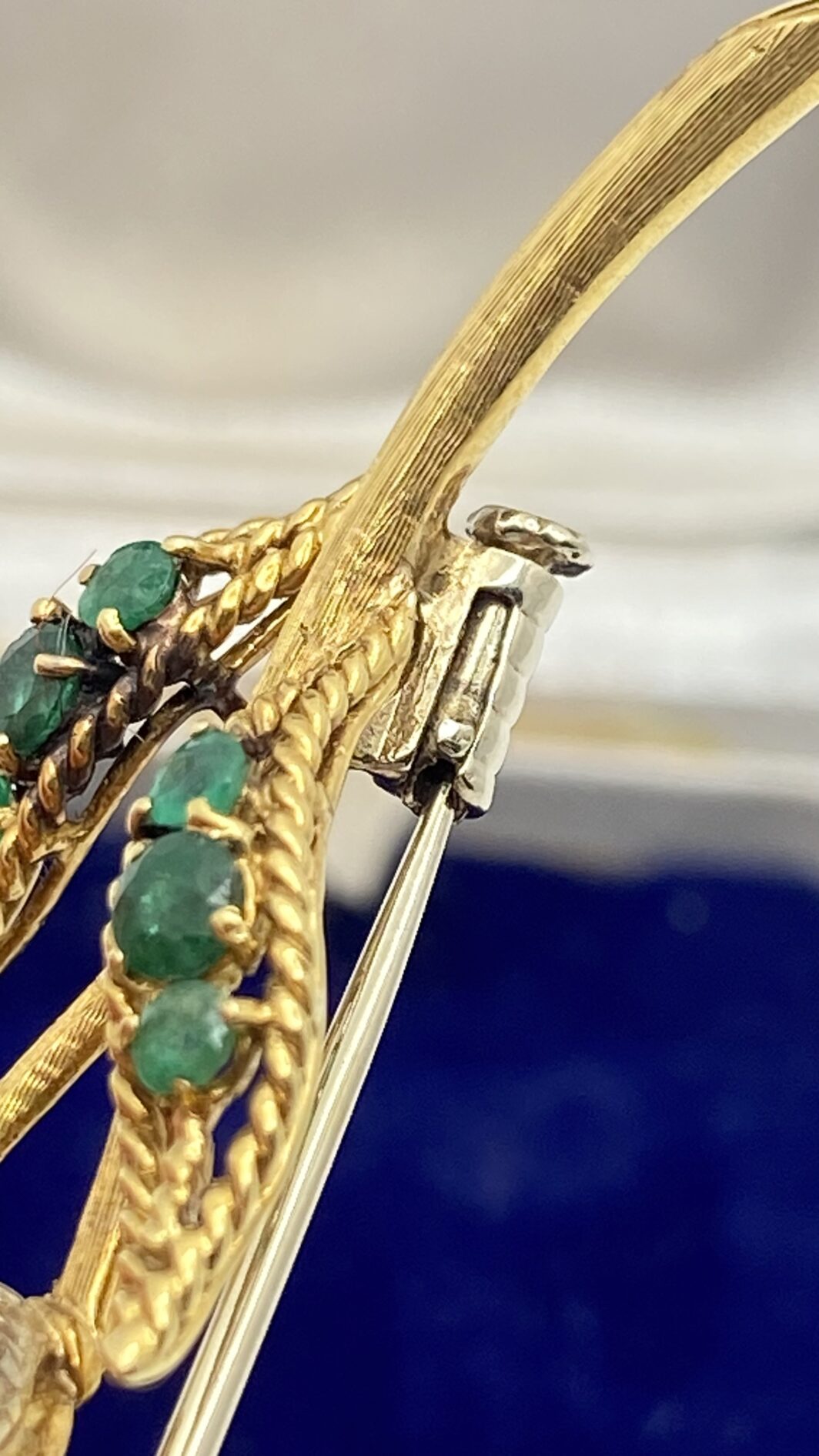 MERAVIGLIOSA SPILLA FLOREALE IN ORO 18KT, CON 0,20CT DI BRILLANTI E 0,30CT DI SMERALDI E RUBINO CENTRALE. ITALIA, ANNI ‘50. - immagine 12