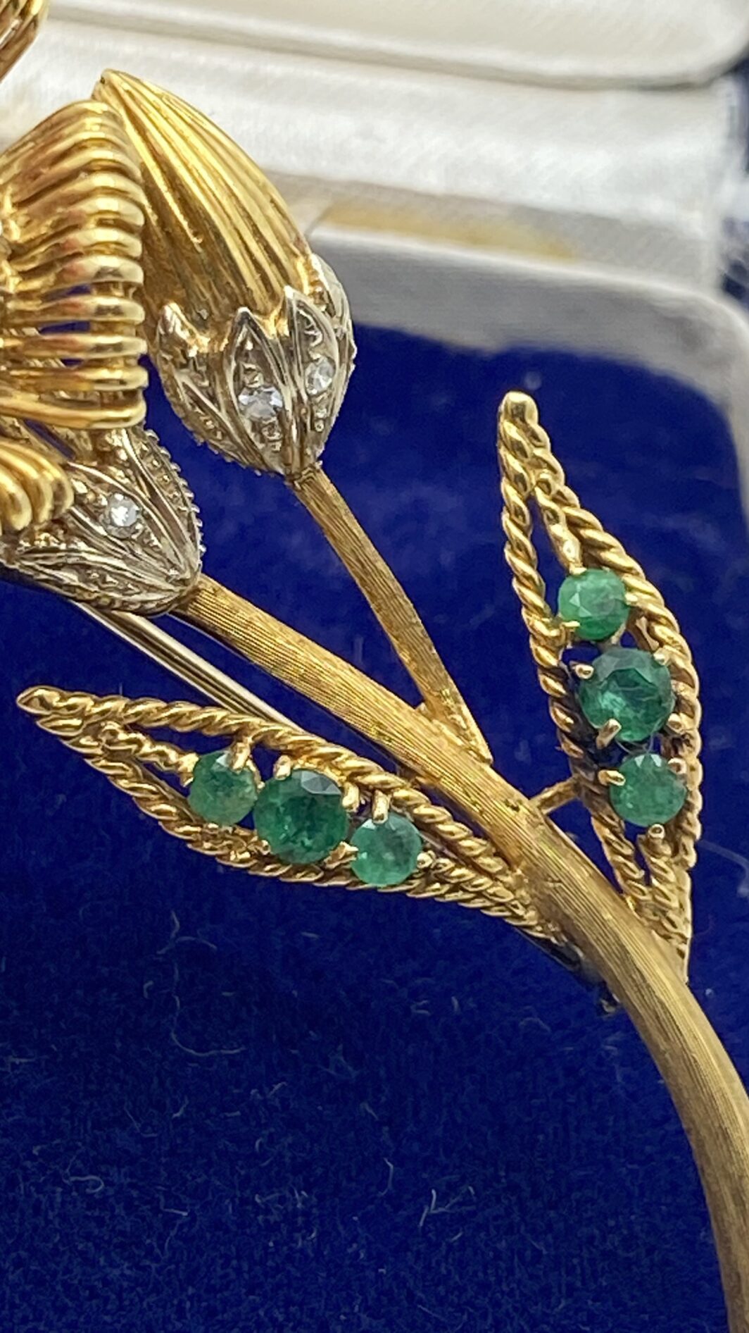 MERAVIGLIOSA SPILLA FLOREALE IN ORO 18KT, CON 0,20CT DI BRILLANTI E 0,30CT DI SMERALDI E RUBINO CENTRALE. ITALIA, ANNI ‘50. - immagine 11