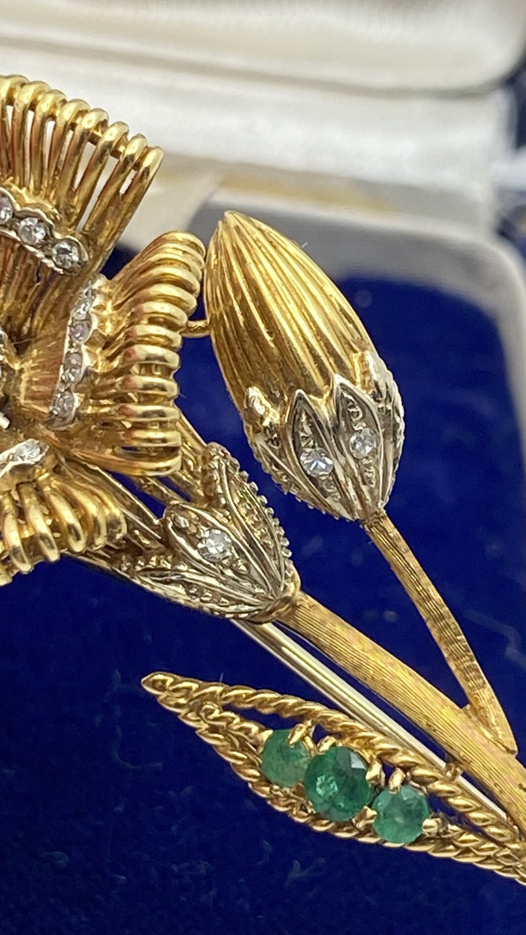 MERAVIGLIOSA SPILLA FLOREALE IN ORO 18KT, CON 0,20CT DI BRILLANTI E 0,30CT DI SMERALDI E RUBINO CENTRALE. ITALIA, ANNI ‘50. - immagine 16