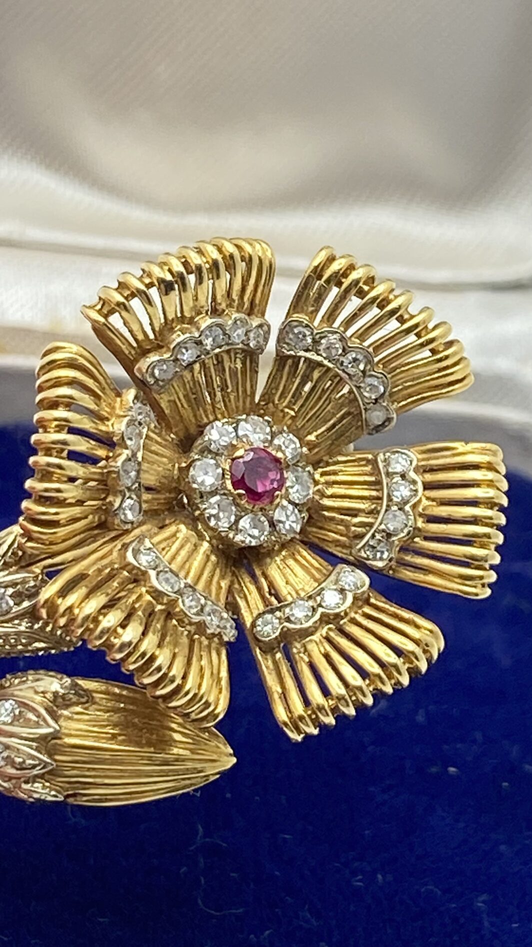 MERAVIGLIOSA SPILLA FLOREALE IN ORO 18KT, CON 0,20CT DI BRILLANTI E 0,30CT DI SMERALDI E RUBINO CENTRALE. ITALIA, ANNI ‘50. - immagine 20