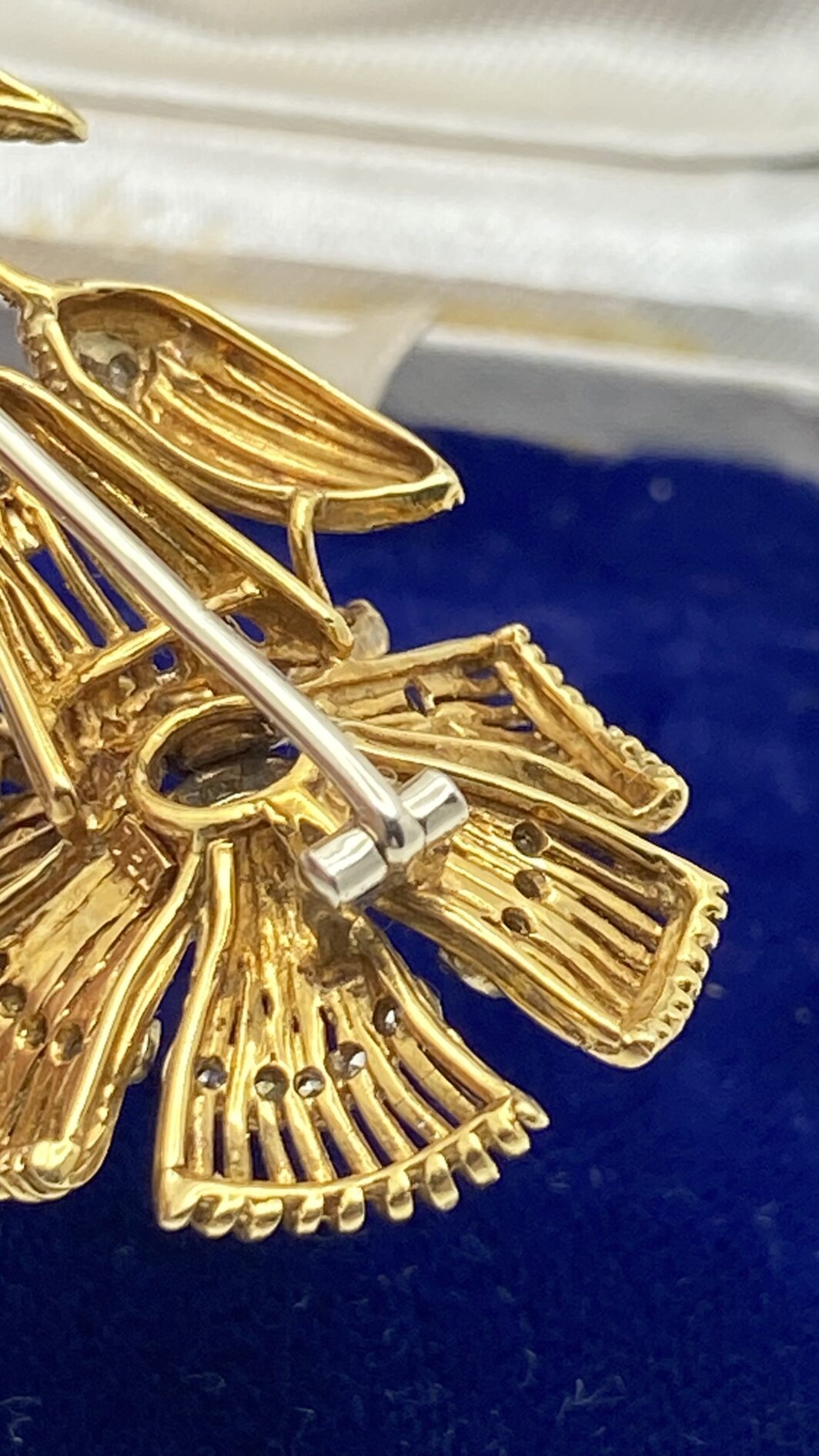 MERAVIGLIOSA SPILLA FLOREALE IN ORO 18KT, CON 0,20CT DI BRILLANTI E 0,30CT DI SMERALDI E RUBINO CENTRALE. ITALIA, ANNI ‘50. - immagine 17