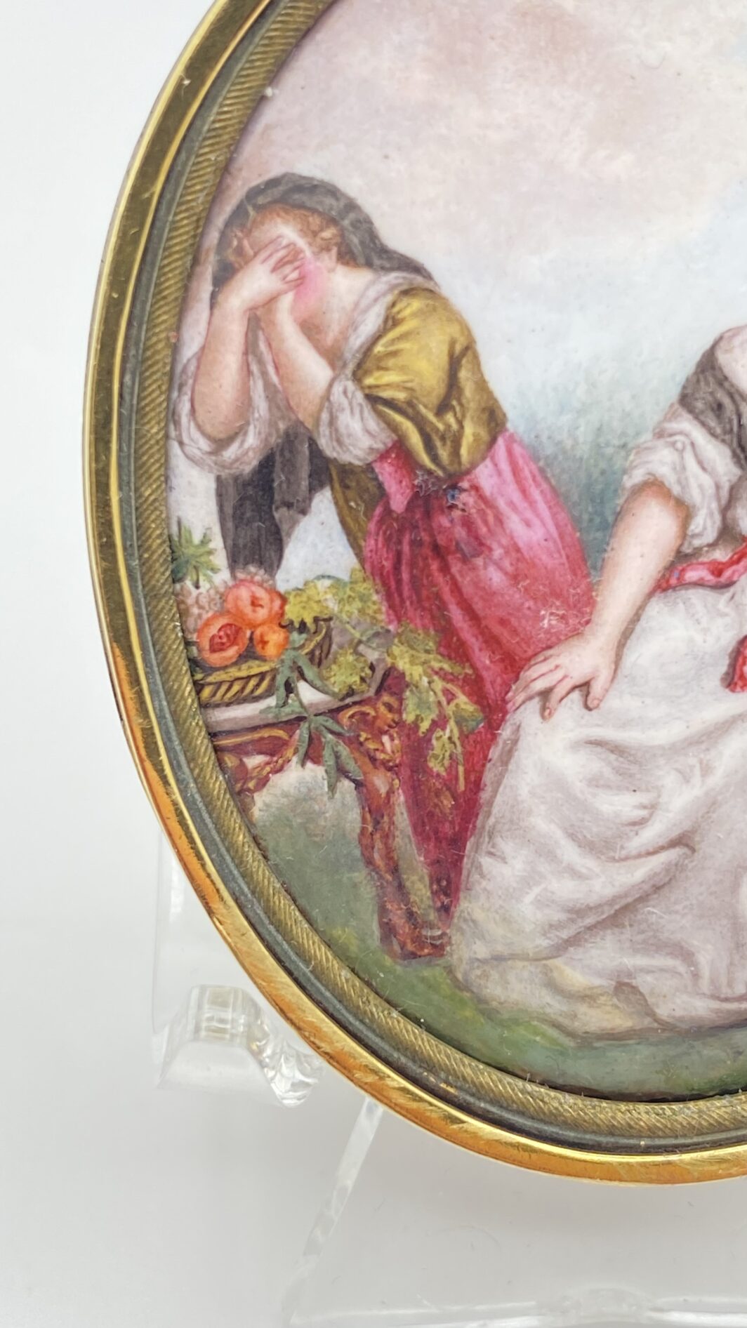 ECCEZIONALE SPILLA DEL XVIII SECOLO IN PORCELLANA DIPINTA, CON CORNICE IN ORO 18KT, ISPIRATA AL CELEBRE DIPINTO DEL MAESTRO PITTORE CASPAR NETSCHER: IL SUICIDIO DI CLEOPATRA. - immagine 5