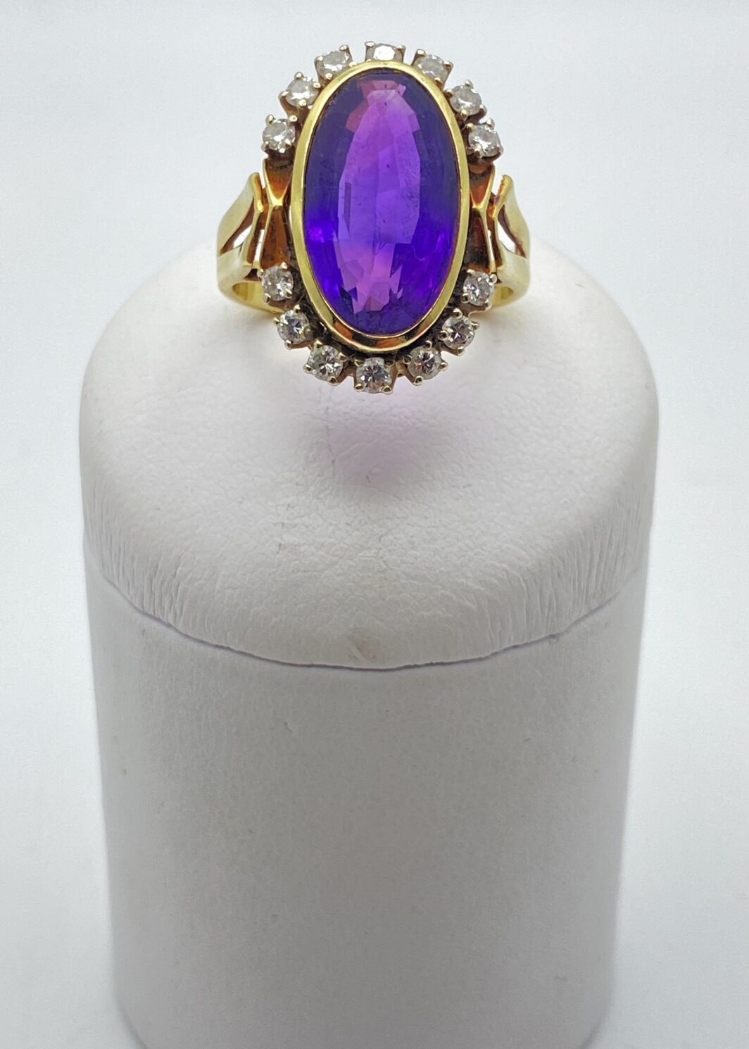 SPLENDIDO ANELLO ART DECO, CON AMETISTA E BRILLANTI, IN ORO 14KT. FRANCIA ANNI’20.