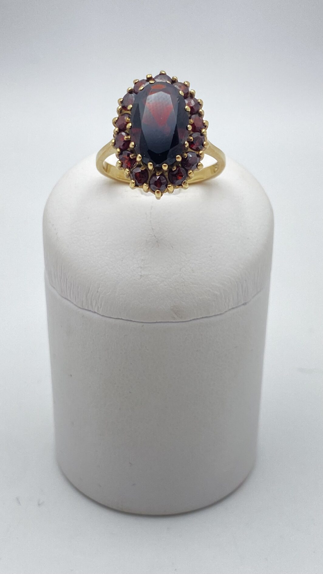 ELEGANTE ANELLO IN ORO 333 CON GRANATI, STILE REVIVAL VITTORIANO, PRIMI NOVECENTO - immagine 2