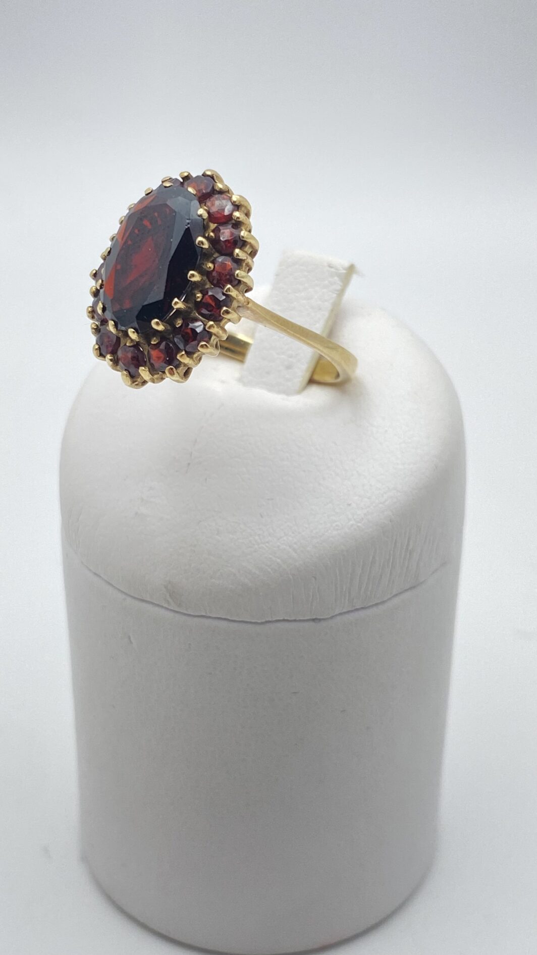 ELEGANTE ANELLO IN ORO 333 CON GRANATI, STILE REVIVAL VITTORIANO, PRIMI NOVECENTO - immagine 3