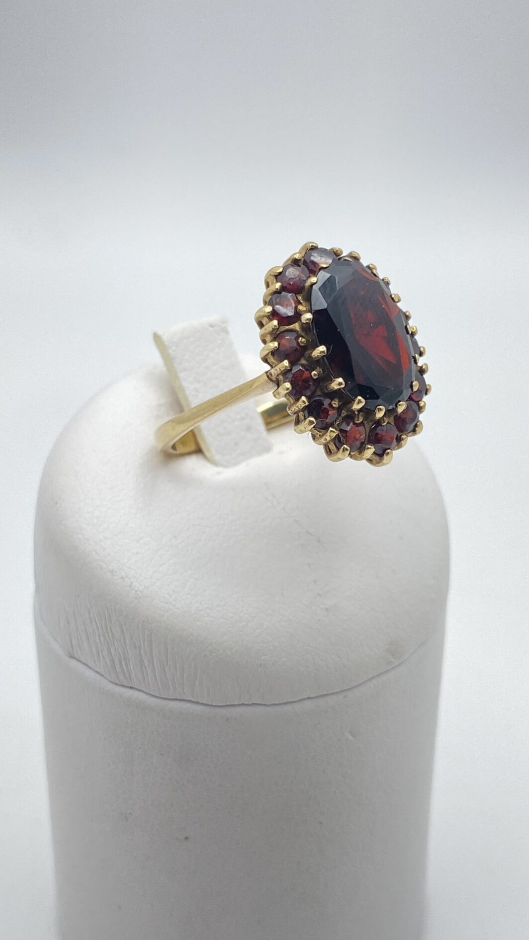 ELEGANTE ANELLO IN ORO 333 CON GRANATI, STILE REVIVAL VITTORIANO, PRIMI NOVECENTO - immagine 4