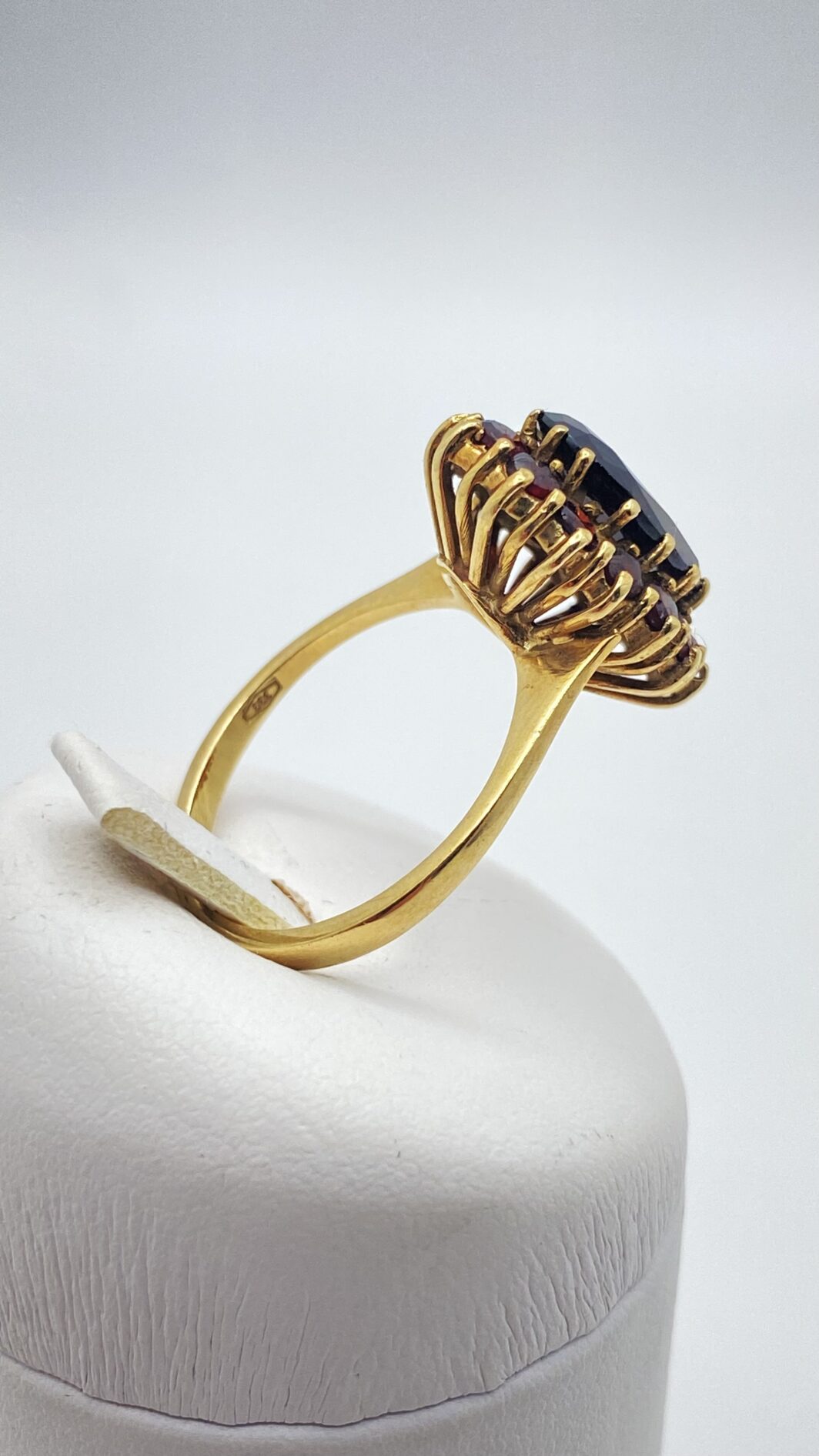 ELEGANTE ANELLO IN ORO 333 CON GRANATI, STILE REVIVAL VITTORIANO, PRIMI NOVECENTO - immagine 5
