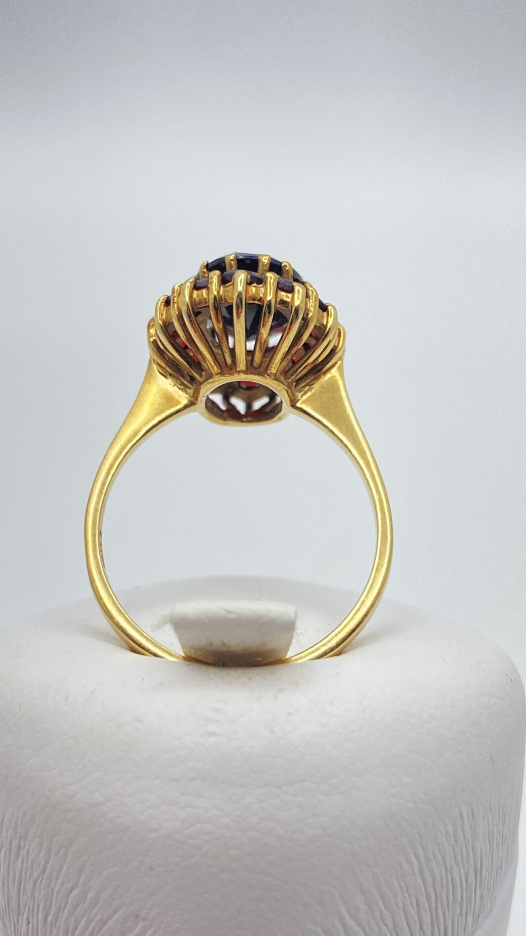 ELEGANTE ANELLO IN ORO 333 CON GRANATI, STILE REVIVAL VITTORIANO, PRIMI NOVECENTO - immagine 6