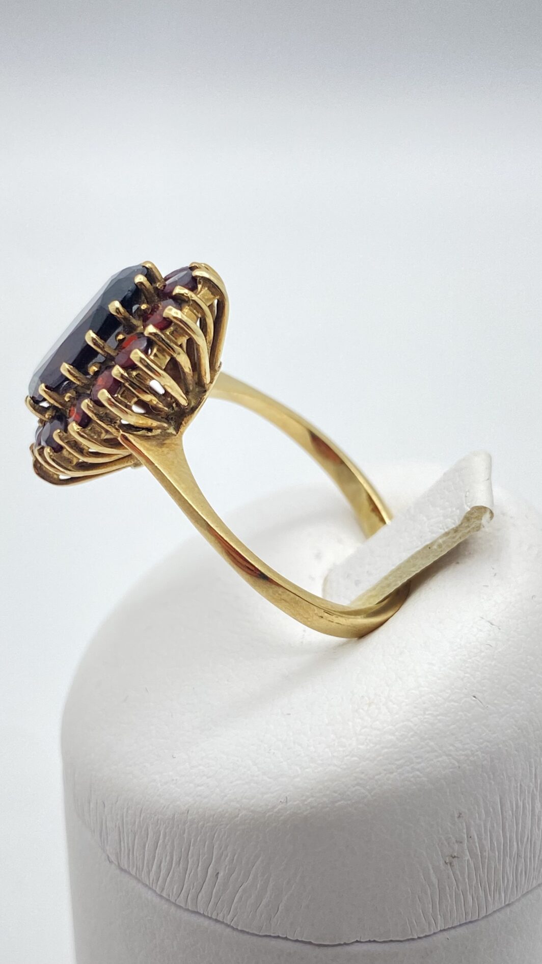 ELEGANTE ANELLO IN ORO 333 CON GRANATI, STILE REVIVAL VITTORIANO, PRIMI NOVECENTO - immagine 7