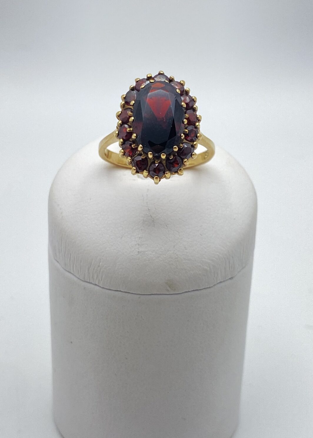 ELEGANTE ANELLO IN ORO 333 CON GRANATI, STILE REVIVAL VITTORIANO, PRIMI NOVECENTO