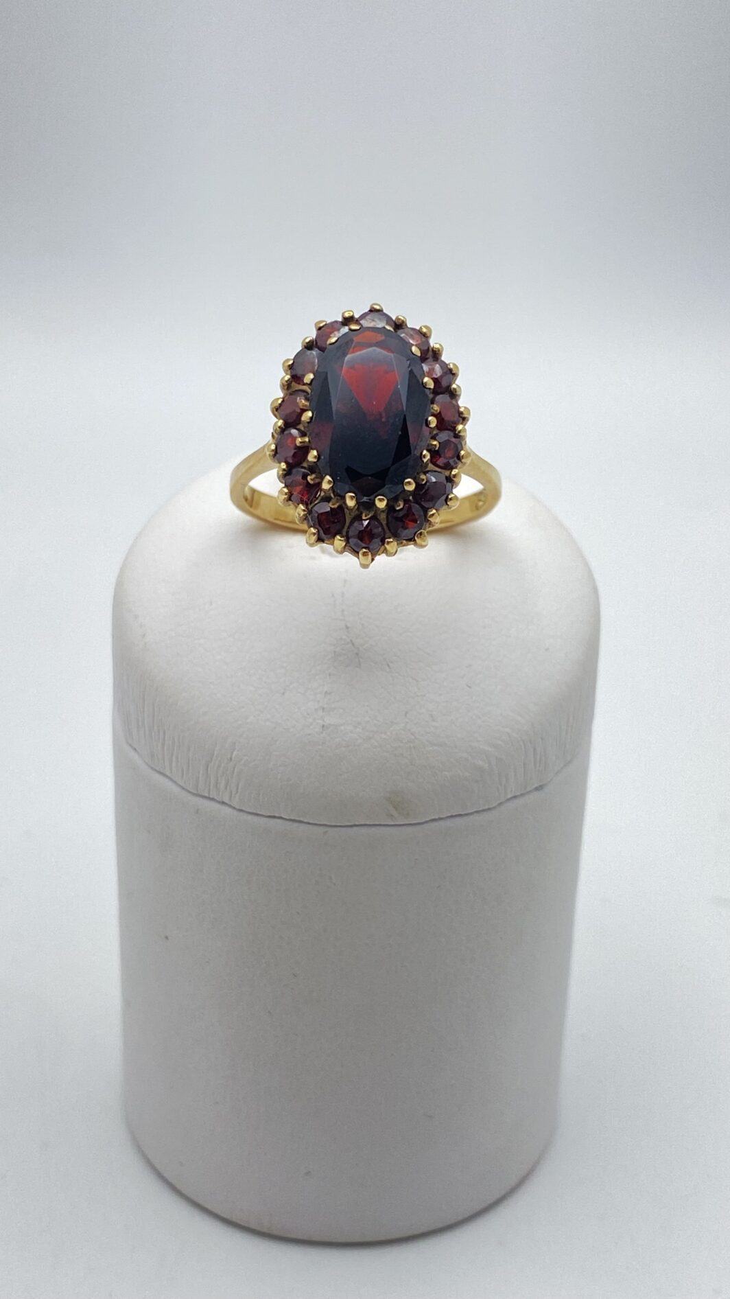 ELEGANTE ANELLO IN ORO 333 CON GRANATI, STILE REVIVAL VITTORIANO, PRIMI NOVECENTO