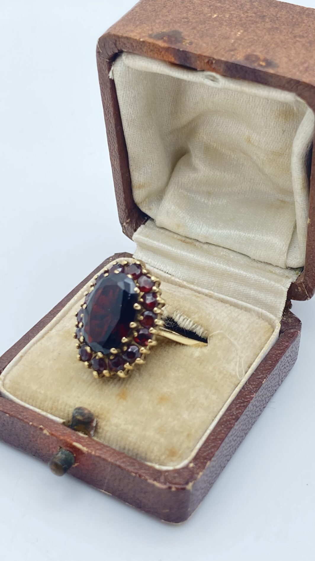 ELEGANTE ANELLO IN ORO 333 CON GRANATI, STILE REVIVAL VITTORIANO, PRIMI NOVECENTO - immagine 10