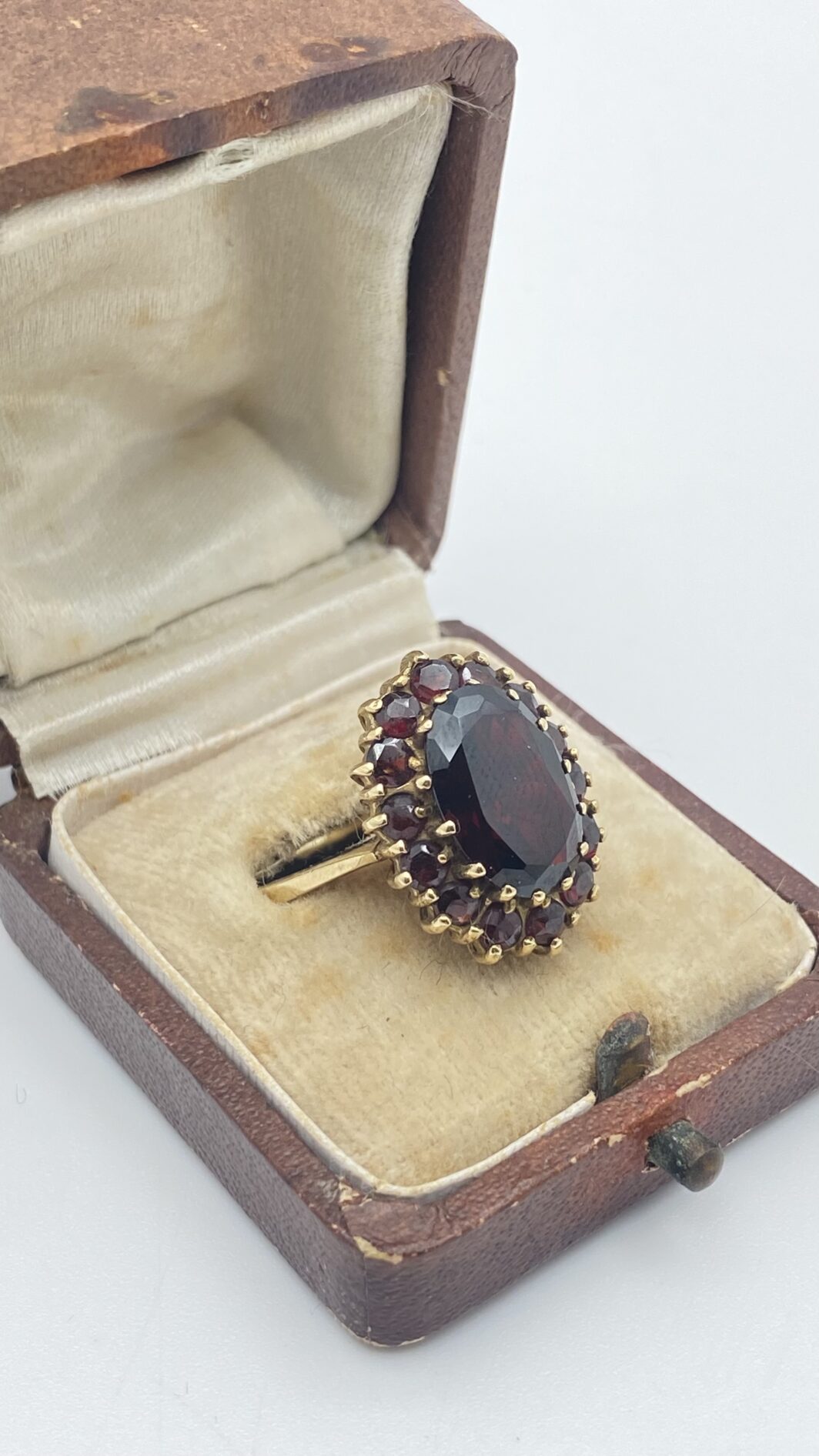 ELEGANTE ANELLO IN ORO 333 CON GRANATI, STILE REVIVAL VITTORIANO, PRIMI NOVECENTO - immagine 9