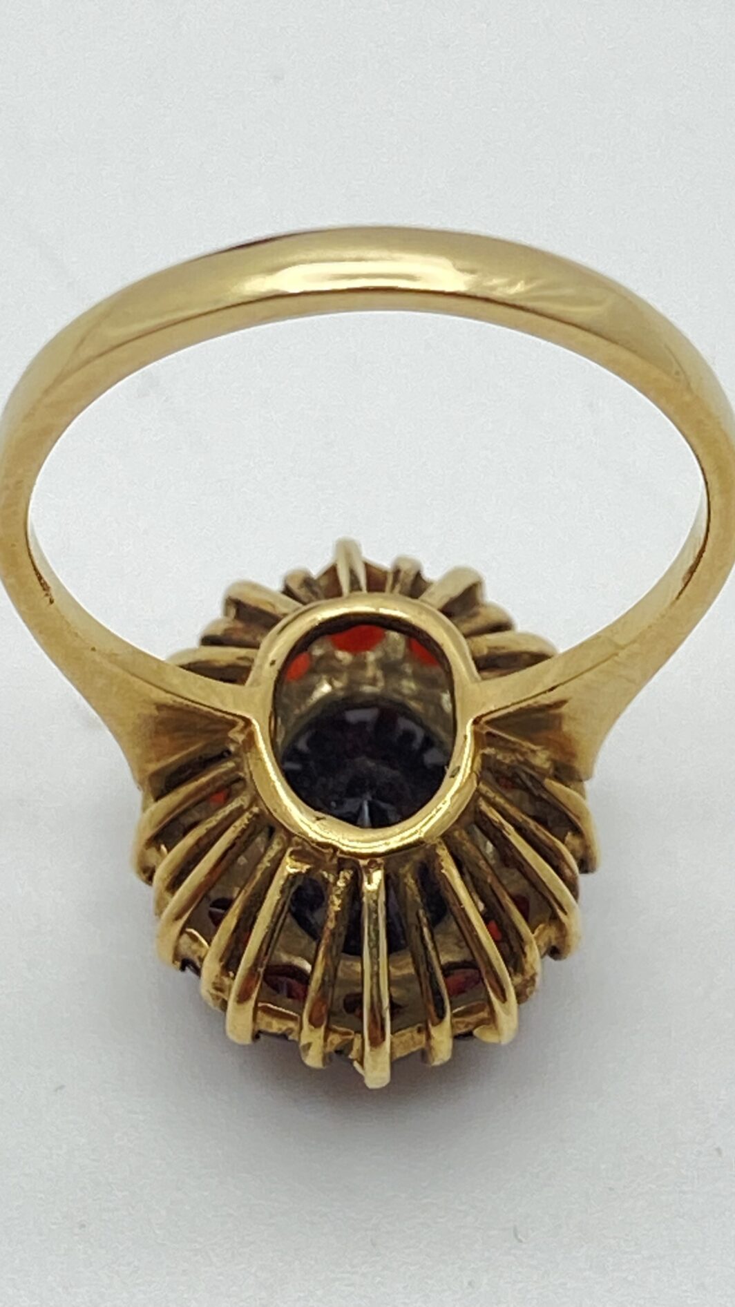 ELEGANTE ANELLO IN ORO 333 CON GRANATI, STILE REVIVAL VITTORIANO, PRIMI NOVECENTO - immagine 8