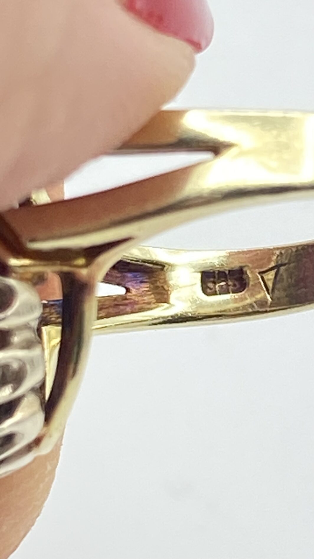 ELEGANTE ANELLO IN ORO 333 CON GRANATI, STILE REVIVAL VITTORIANO, PRIMI NOVECENTO - immagine 14