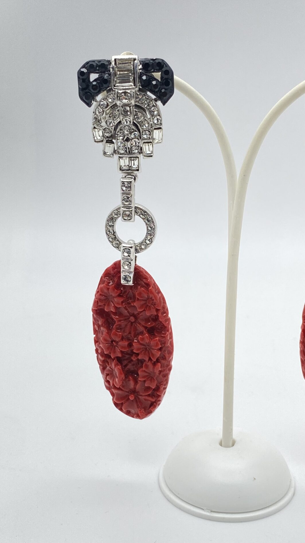 MAESTRIA DELL’ ART DECO IN UN GIOCO DI STRASS DIAMOND-LIKE, METALLO ARGENTATO E RESINE ROSSO CORALLO: L’INCANTO DI CARLO ZINI BIJOUX. - immagine 4