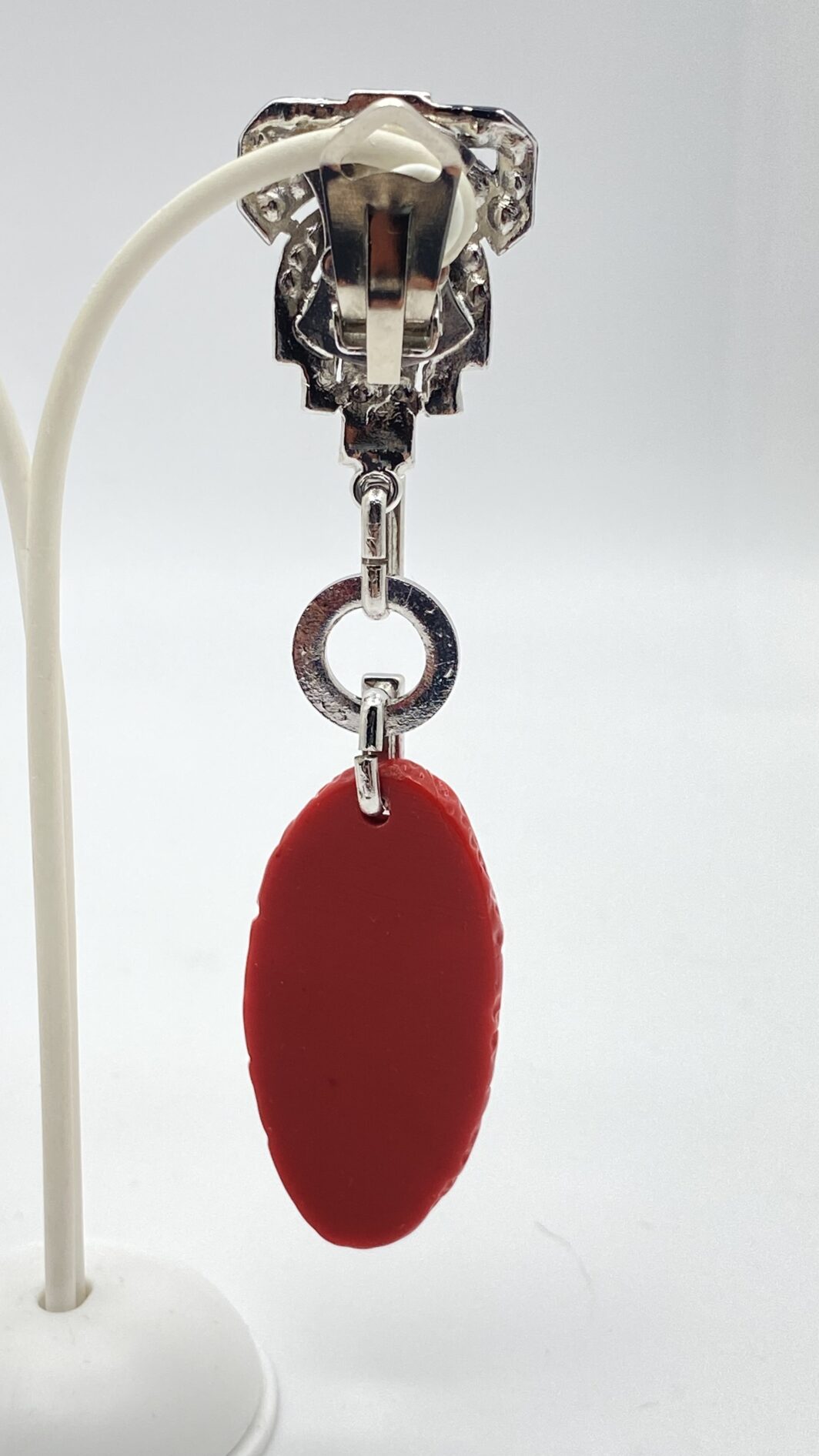 MAESTRIA DELL’ ART DECO IN UN GIOCO DI STRASS DIAMOND-LIKE, METALLO ARGENTATO E RESINE ROSSO CORALLO: L’INCANTO DI CARLO ZINI BIJOUX. - immagine 6