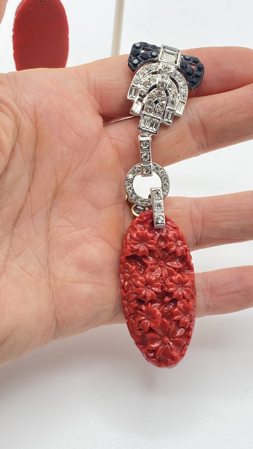 MAESTRIA DELL’ ART DECO IN UN GIOCO DI STRASS DIAMOND-LIKE, METALLO ARGENTATO E RESINE ROSSO CORALLO: L’INCANTO DI CARLO ZINI BIJOUX. - immagine 10