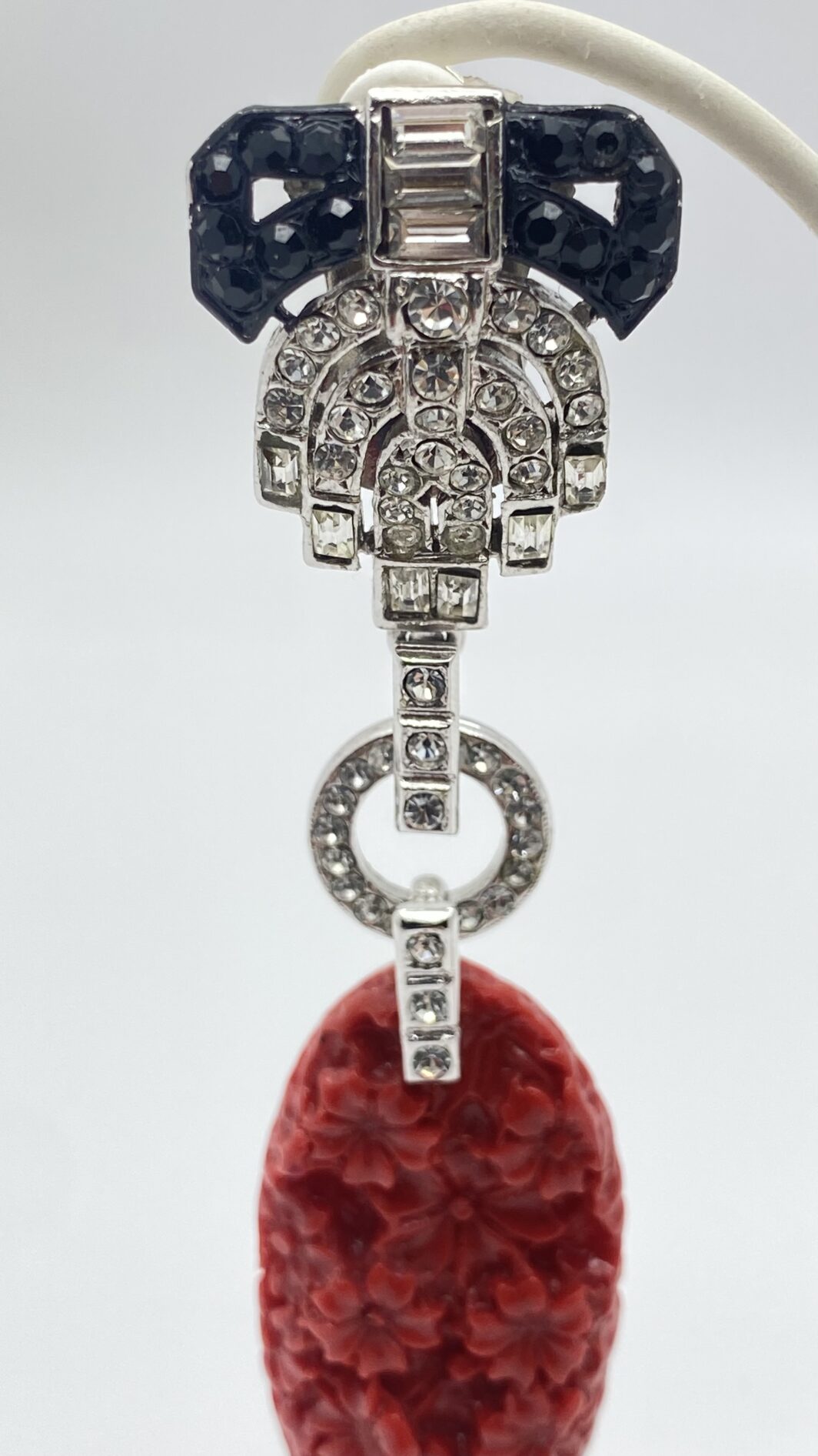 MAESTRIA DELL’ ART DECO IN UN GIOCO DI STRASS DIAMOND-LIKE, METALLO ARGENTATO E RESINE ROSSO CORALLO: L’INCANTO DI CARLO ZINI BIJOUX. - immagine 11