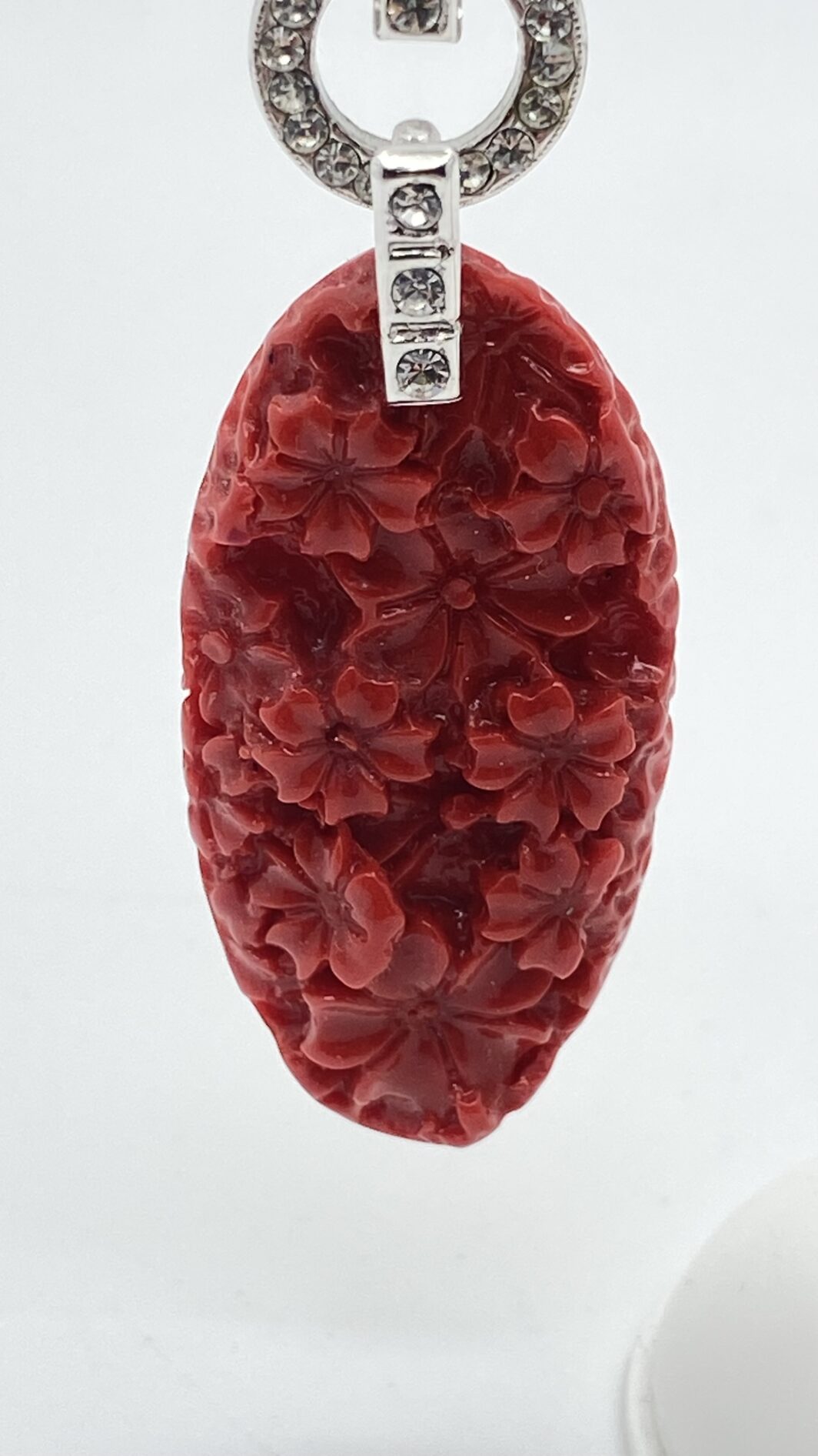 MAESTRIA DELL’ ART DECO IN UN GIOCO DI STRASS DIAMOND-LIKE, METALLO ARGENTATO E RESINE ROSSO CORALLO: L’INCANTO DI CARLO ZINI BIJOUX. - immagine 12