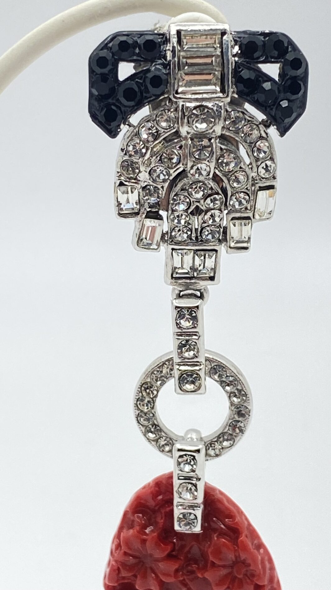 MAESTRIA DELL’ ART DECO IN UN GIOCO DI STRASS DIAMOND-LIKE, METALLO ARGENTATO E RESINE ROSSO CORALLO: L’INCANTO DI CARLO ZINI BIJOUX. - immagine 14
