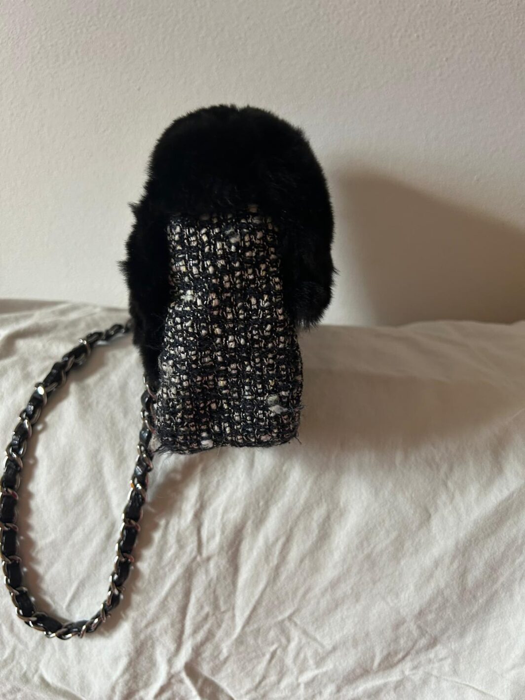 CHANEL CLASSIC FLAP VINTAGE - EDIZIONE LIMITATA 2005 - BORSA IN PELLICCIA DI LAPIN NERO, PATTA IN PELLE DI LUCERTOLA, LOGO IN METALLO E CORPO IN TWEED GRIGIO, BIANCO, NERO E LAMÈ METALLIZZATO - immagine 14