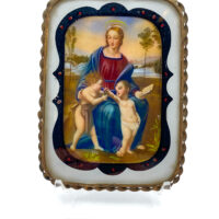 STRAORDINARIA MINIATURA SU AVORIO RAFFIGURANTE IL SUBLIME DIPINTO DELLA “MADONNA DEL CARDELINO” DEL CELEBRE MAESTRO ITALIANO RAFFAELLO SANZIO, CON RAFFINATA CORNICE IN VETRO DIPINTO E ORMOLU FINEMENTE SAGOMATO. ITALIA, SECONDA METÀ O FINE DEL XIX sec.