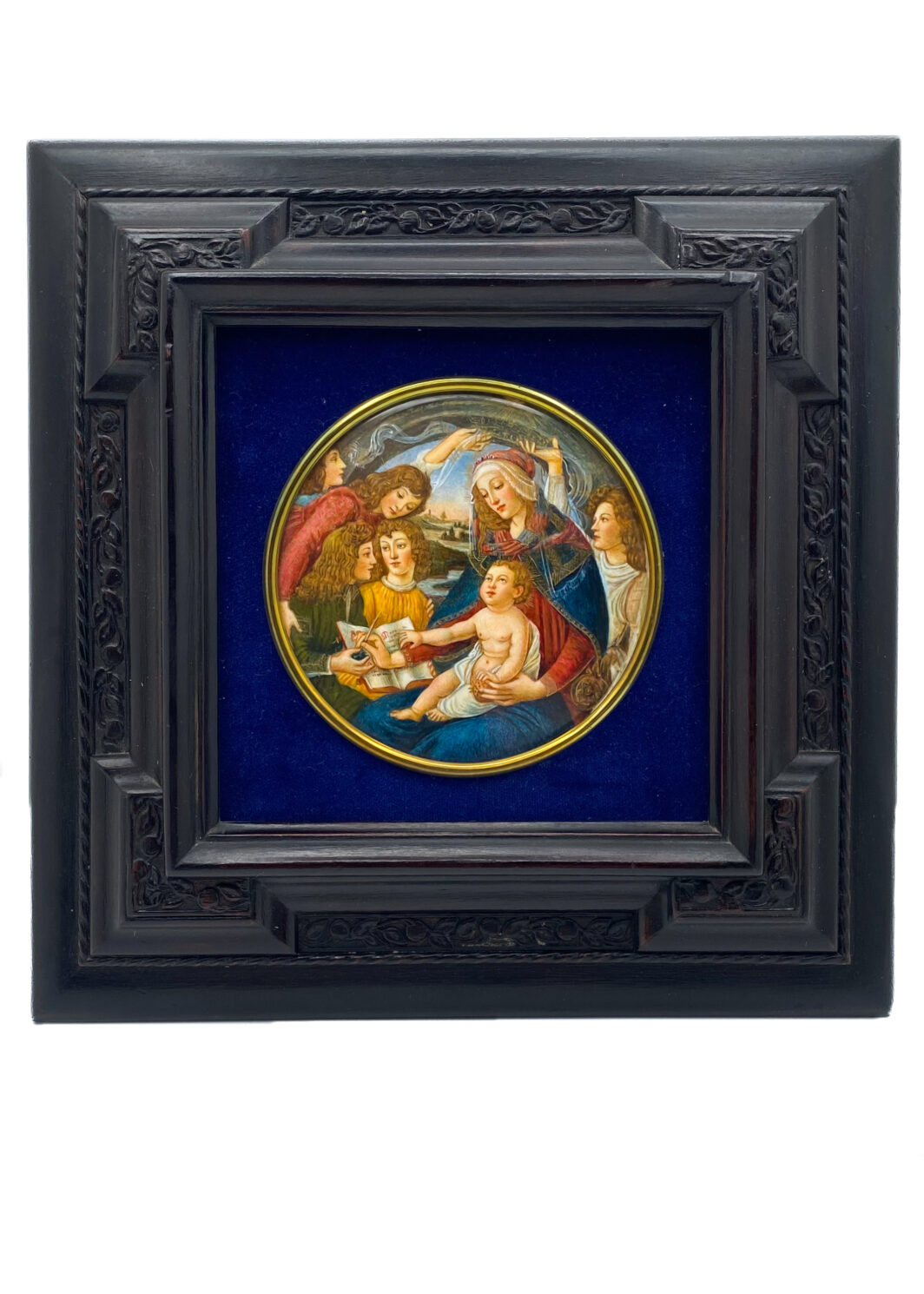 STRAORDINARIA MINIATURA SU AVORIO FIRMATA “M. COLASSI”, RAFFIGURANTE IL CELEBRE DIPINTO CUSTODITO NELLA GALLERIA DEGLI UFFIZI “MADONNA DEL MAGNIFICAT”, DEL GRANDE MAESTRO ITALIANO BOTTICELLI. ITALIA, METÀ DEL XIX sec. (Cornice in legno ebanizzato intagliato e velluto blu, neo rinascimentale, inizi del XX sec.)