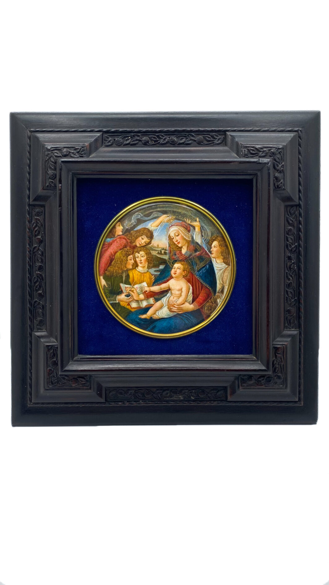 STRAORDINARIA MINIATURA SU AVORIO FIRMATA “M. COLASSI”, RAFFIGURANTE IL CELEBRE DIPINTO CUSTODITO NELLA GALLERIA DEGLI UFFIZI “MADONNA DEL MAGNIFICAT”, DEL GRANDE MAESTRO ITALIANO BOTTICELLI. ITALIA, METÀ DEL XIX sec. (Cornice in legno ebanizzato intagliato e velluto blu, neo rinascimentale, inizi del XX sec.)