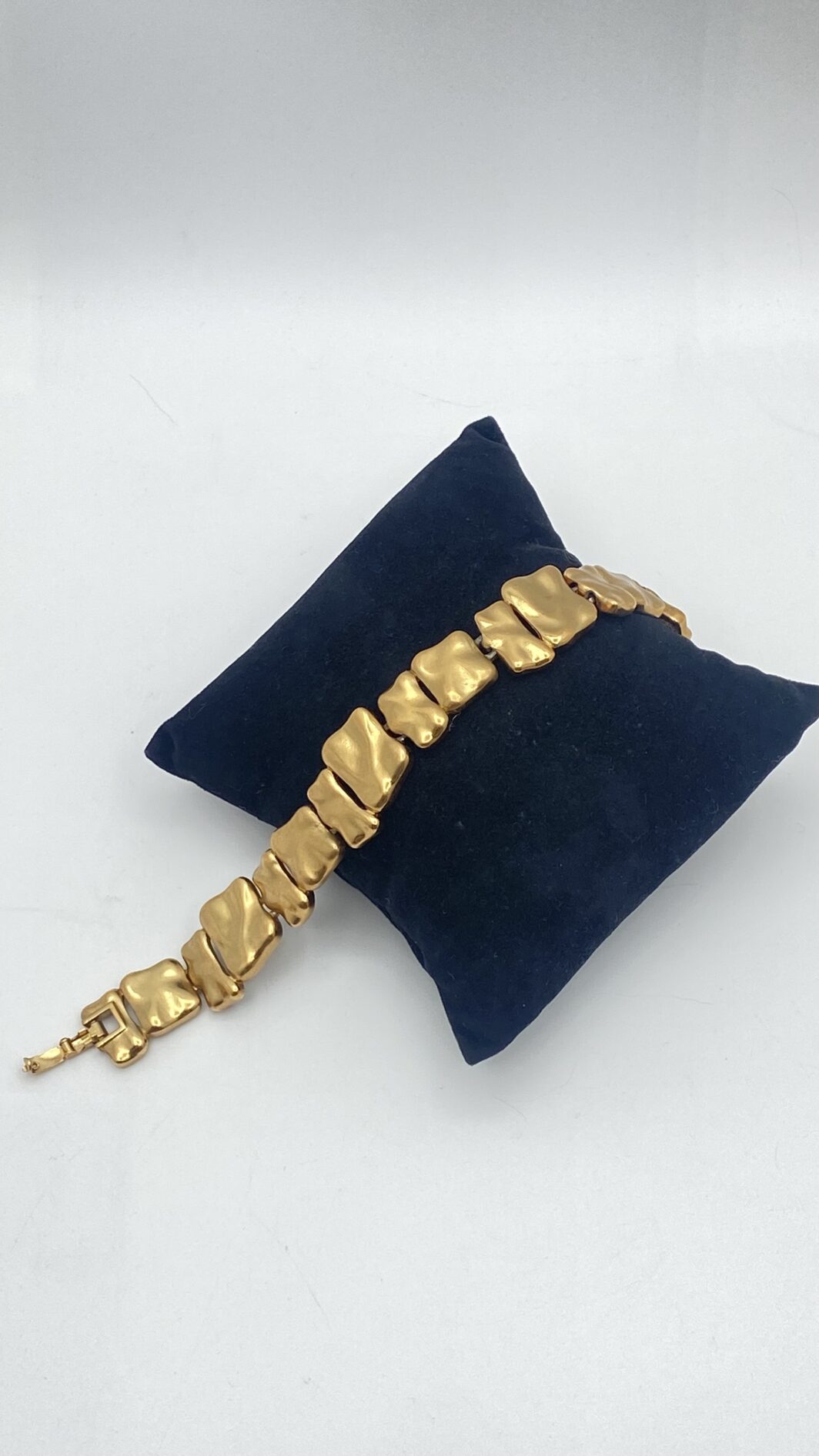 BRACCIALE VINTAGE MONET IN METALLO GOLDTONE DAL DESIGN SCULTOREO - immagine 2