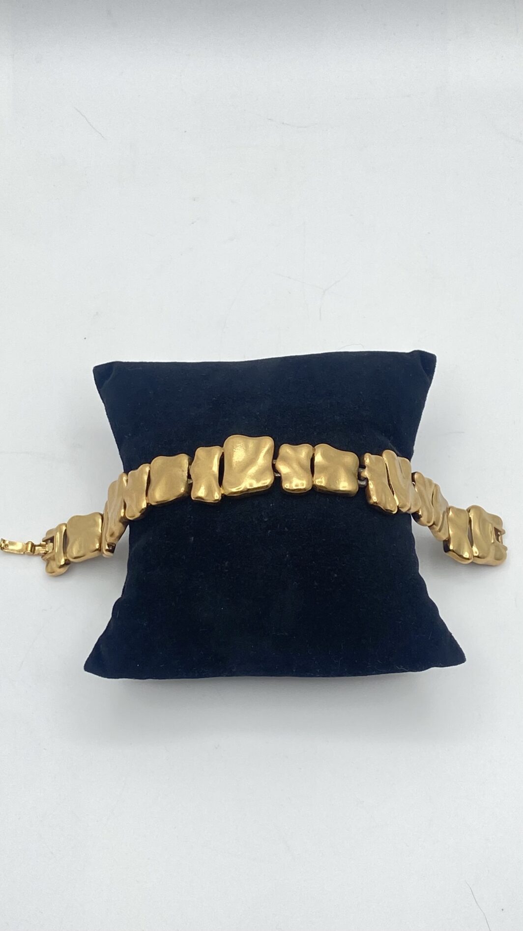 BRACCIALE VINTAGE MONET IN METALLO GOLDTONE DAL DESIGN SCULTOREO - immagine 3