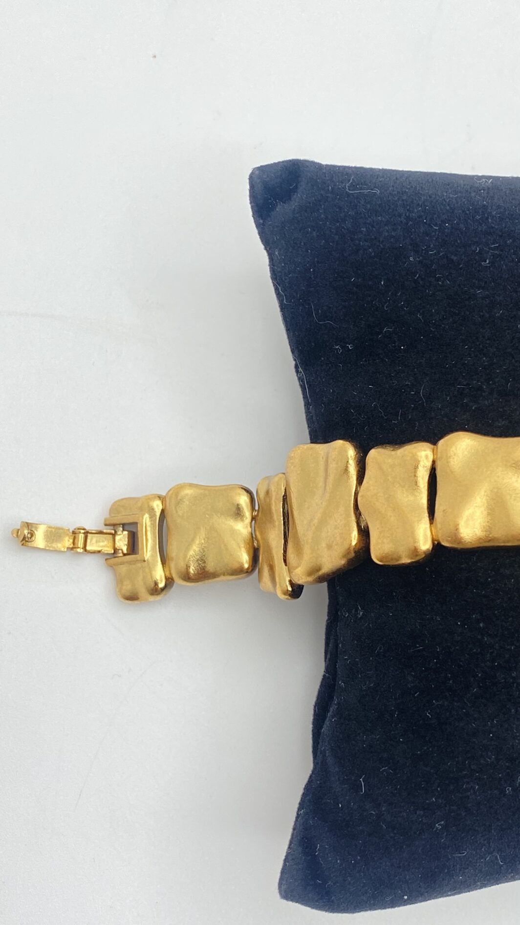 BRACCIALE VINTAGE MONET IN METALLO GOLDTONE DAL DESIGN SCULTOREO - immagine 6