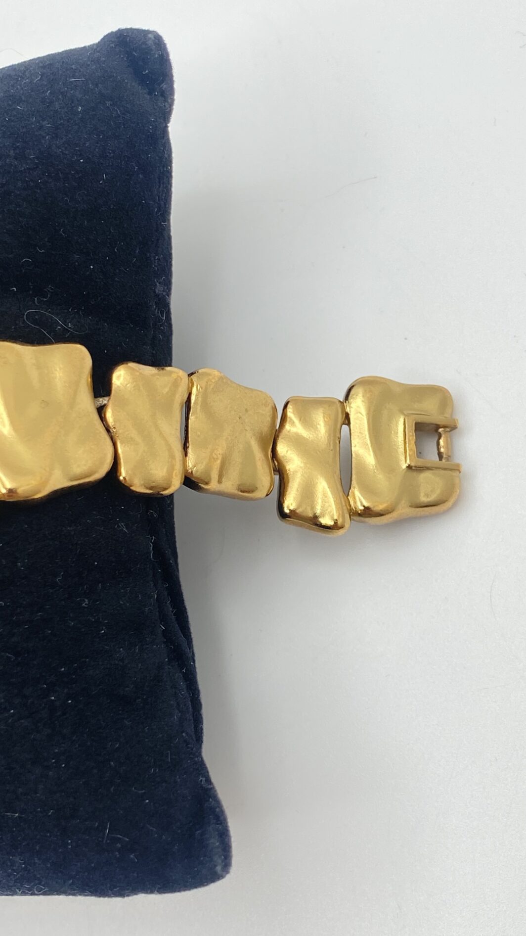 BRACCIALE VINTAGE MONET IN METALLO GOLDTONE DAL DESIGN SCULTOREO - immagine 7