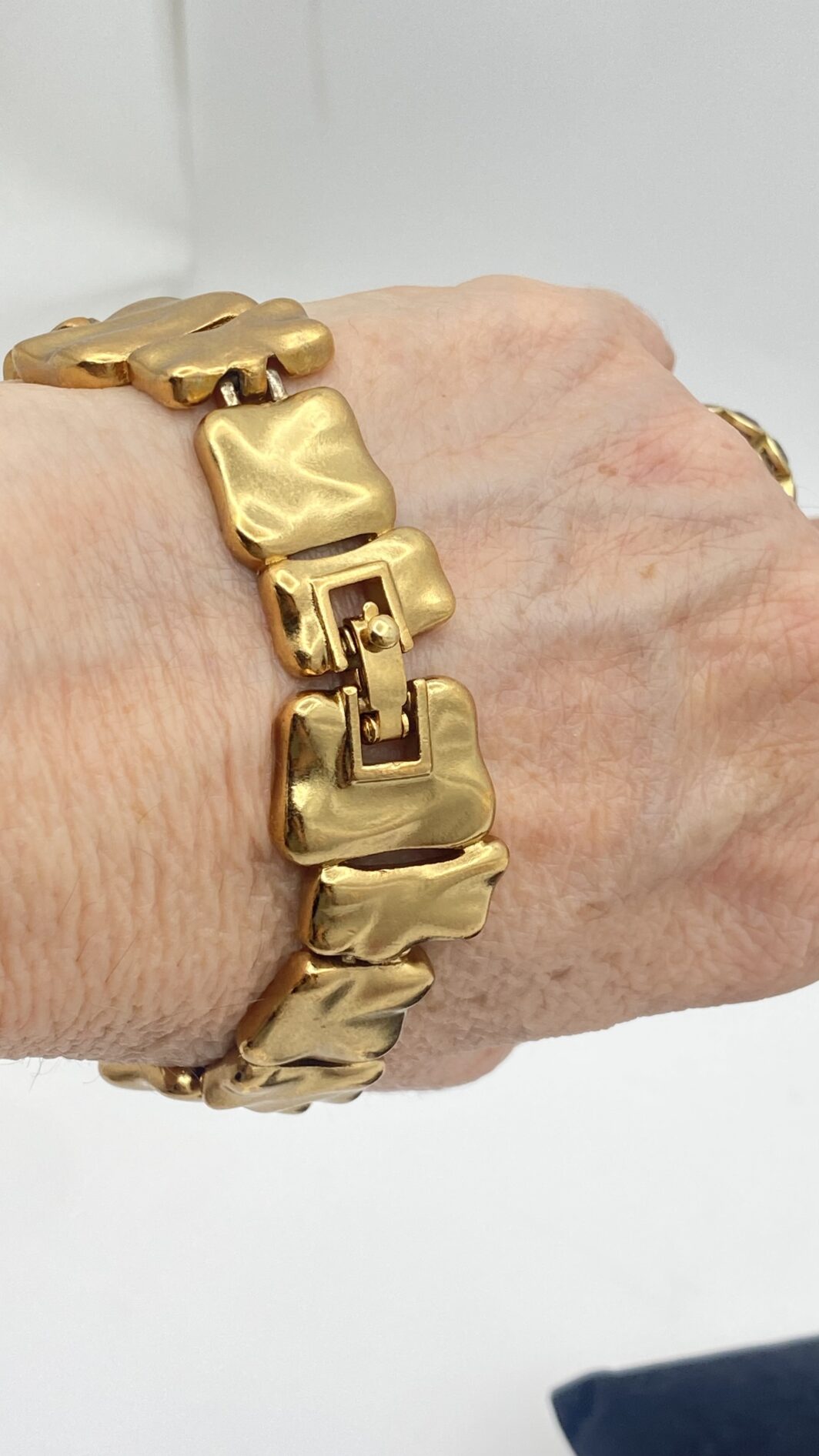 BRACCIALE VINTAGE MONET IN METALLO GOLDTONE DAL DESIGN SCULTOREO - immagine 10