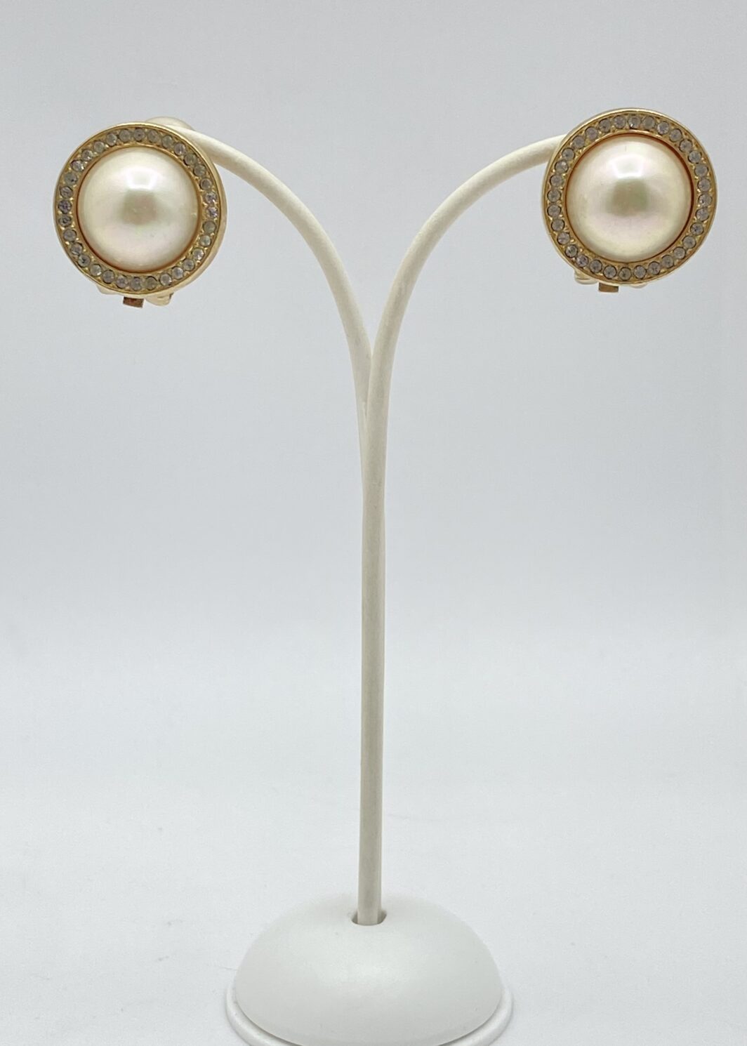 ELEGANZA SENZA TEMPO. PAIO DI ORECCHINI VINTAGE ANNI’70 FIRMATI DALLA CELEBRE MAISON DELLA MODA PARIGINA “CHRISTIAN DIOR”, IN METALLO GOLDTONE, PERLA BIJOU E CRISTALLI DIAMOND-LIKE.