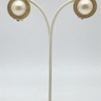 ELEGANZA SENZA TEMPO. PAIO DI ORECCHINI VINTAGE ANNI’70 FIRMATI DALLA CELEBRE MAISON DELLA MODA PARIGINA “CHRISTIAN DIOR”, IN METALLO GOLDTONE, PERLA BIJOU E CRISTALLI DIAMOND-LIKE.
