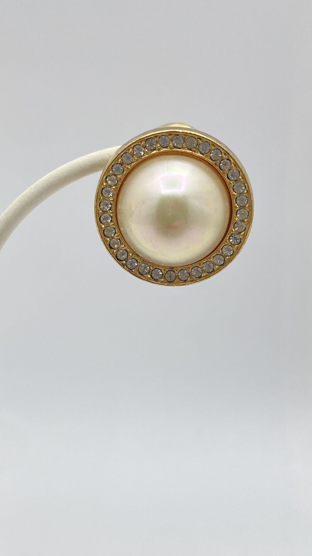 ELEGANZA SENZA TEMPO. PAIO DI ORECCHINI VINTAGE ANNI’70 FIRMATI DALLA CELEBRE MAISON DELLA MODA PARIGINA “CHRISTIAN DIOR”, IN METALLO GOLDTONE, PERLA BIJOU E CRISTALLI DIAMOND-LIKE. - immagine 3