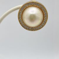 ELEGANZA SENZA TEMPO. PAIO DI ORECCHINI VINTAGE ANNI’70 FIRMATI DALLA CELEBRE MAISON DELLA MODA PARIGINA “CHRISTIAN DIOR”, IN METALLO GOLDTONE, PERLA BIJOU E CRISTALLI DIAMOND-LIKE. - immagine 3