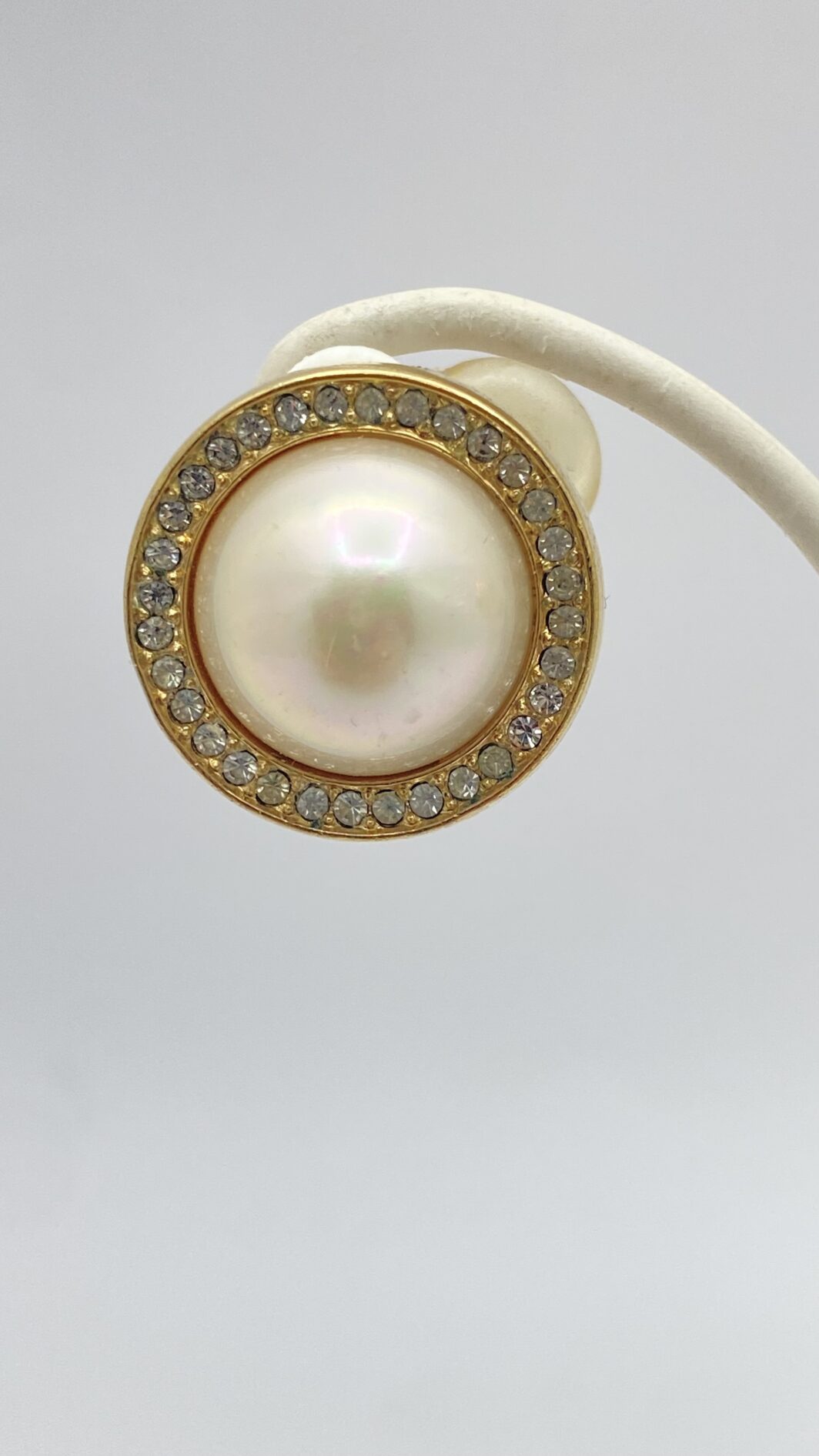 ELEGANZA SENZA TEMPO. PAIO DI ORECCHINI VINTAGE ANNI’70 FIRMATI DALLA CELEBRE MAISON DELLA MODA PARIGINA “CHRISTIAN DIOR”, IN METALLO GOLDTONE, PERLA BIJOU E CRISTALLI DIAMOND-LIKE. - immagine 4