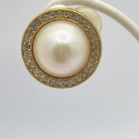 ELEGANZA SENZA TEMPO. PAIO DI ORECCHINI VINTAGE ANNI’70 FIRMATI DALLA CELEBRE MAISON DELLA MODA PARIGINA “CHRISTIAN DIOR”, IN METALLO GOLDTONE, PERLA BIJOU E CRISTALLI DIAMOND-LIKE. - immagine 4