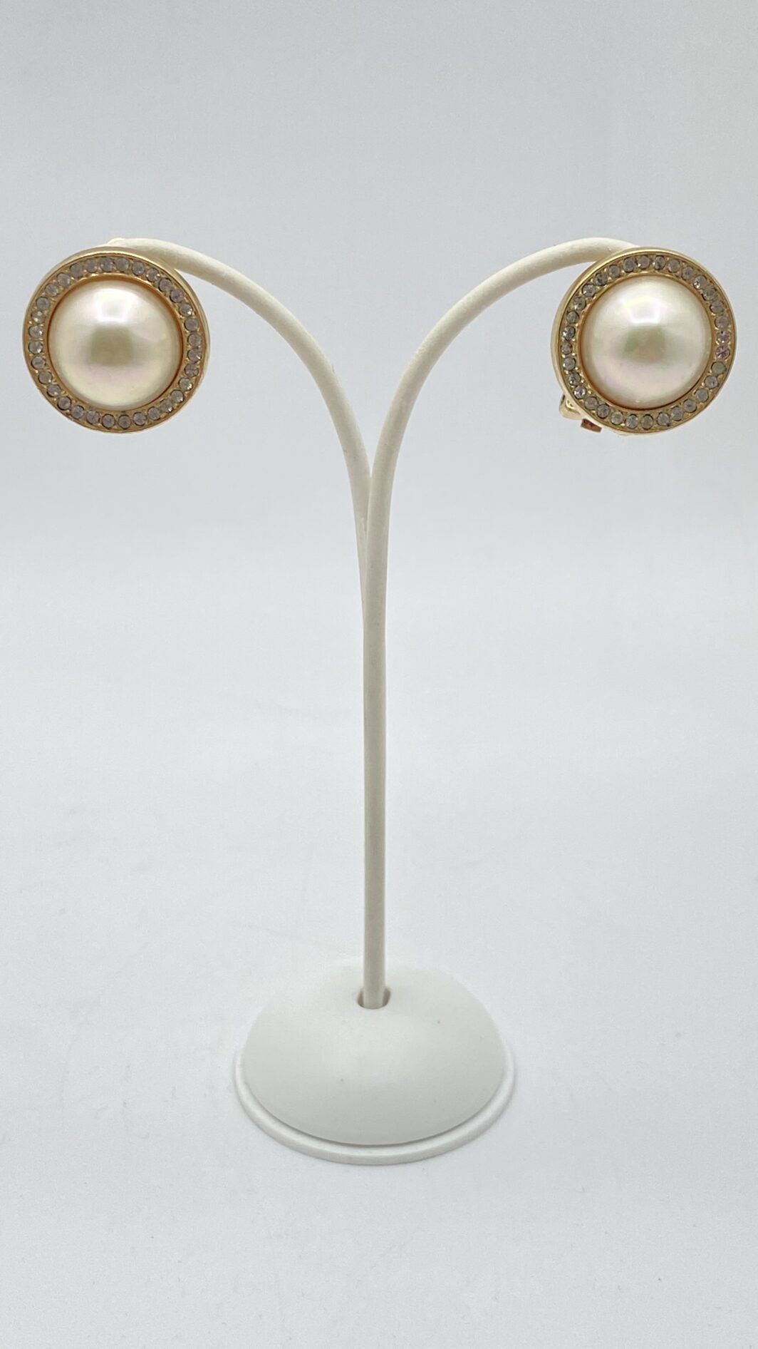 ELEGANZA SENZA TEMPO. PAIO DI ORECCHINI VINTAGE ANNI’70 FIRMATI DALLA CELEBRE MAISON DELLA MODA PARIGINA “CHRISTIAN DIOR”, IN METALLO GOLDTONE, PERLA BIJOU E CRISTALLI DIAMOND-LIKE. - immagine 5