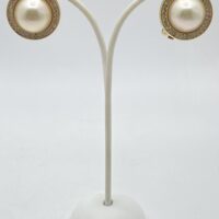 ELEGANZA SENZA TEMPO. PAIO DI ORECCHINI VINTAGE ANNI’70 FIRMATI DALLA CELEBRE MAISON DELLA MODA PARIGINA “CHRISTIAN DIOR”, IN METALLO GOLDTONE, PERLA BIJOU E CRISTALLI DIAMOND-LIKE. - immagine 5