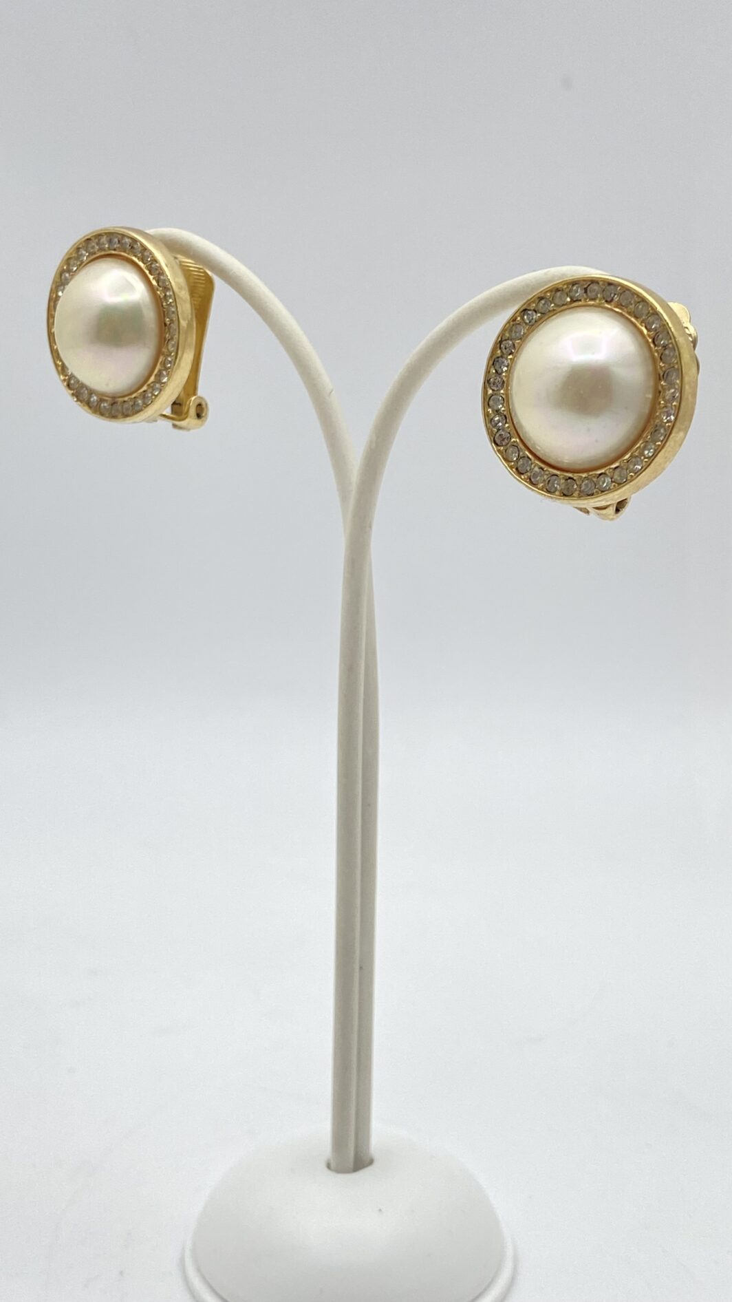 ELEGANZA SENZA TEMPO. PAIO DI ORECCHINI VINTAGE ANNI’70 FIRMATI DALLA CELEBRE MAISON DELLA MODA PARIGINA “CHRISTIAN DIOR”, IN METALLO GOLDTONE, PERLA BIJOU E CRISTALLI DIAMOND-LIKE. - immagine 10