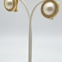 ELEGANZA SENZA TEMPO. PAIO DI ORECCHINI VINTAGE ANNI’70 FIRMATI DALLA CELEBRE MAISON DELLA MODA PARIGINA “CHRISTIAN DIOR”, IN METALLO GOLDTONE, PERLA BIJOU E CRISTALLI DIAMOND-LIKE. - immagine 10