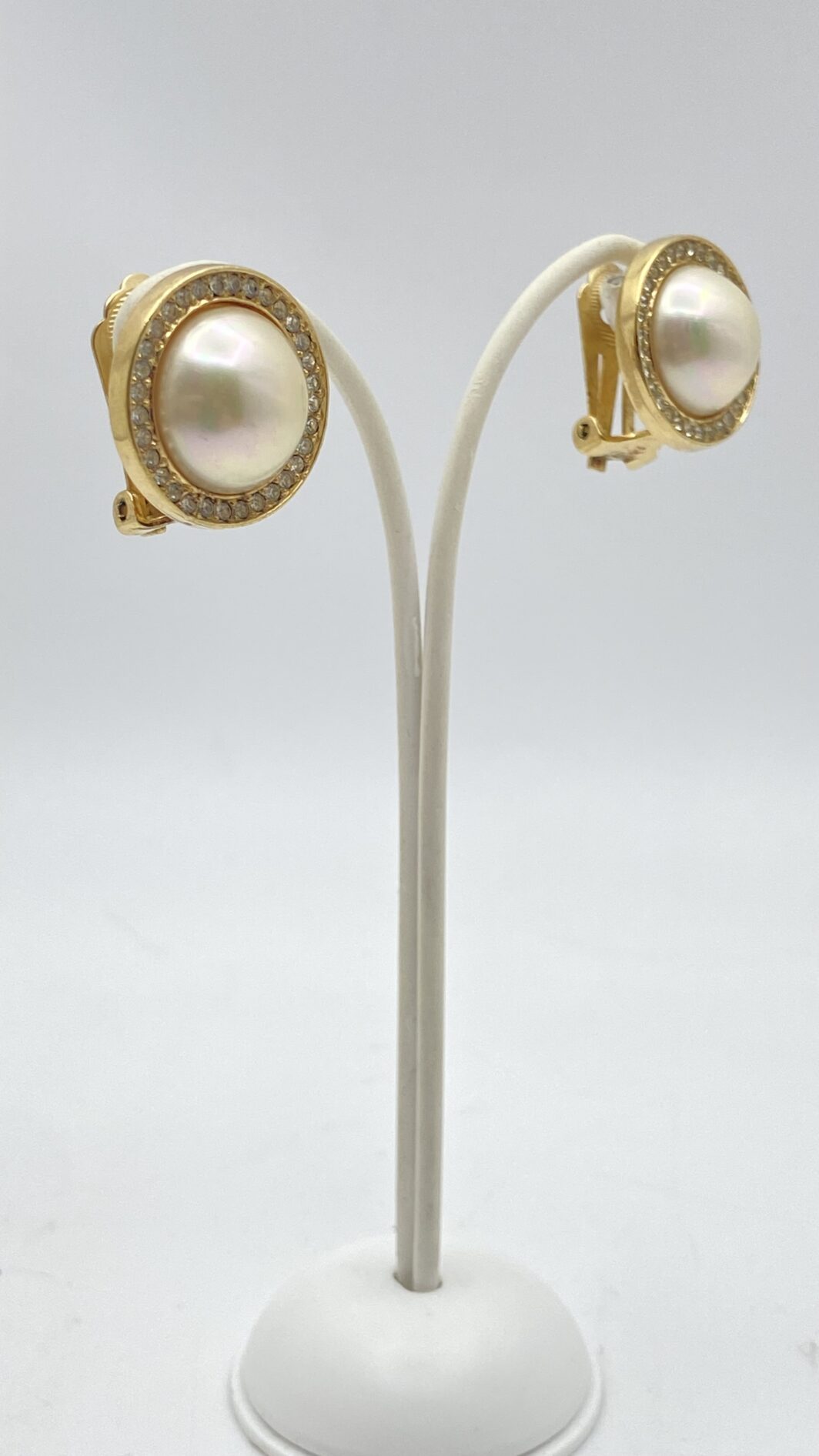 ELEGANZA SENZA TEMPO. PAIO DI ORECCHINI VINTAGE ANNI’70 FIRMATI DALLA CELEBRE MAISON DELLA MODA PARIGINA “CHRISTIAN DIOR”, IN METALLO GOLDTONE, PERLA BIJOU E CRISTALLI DIAMOND-LIKE. - immagine 9